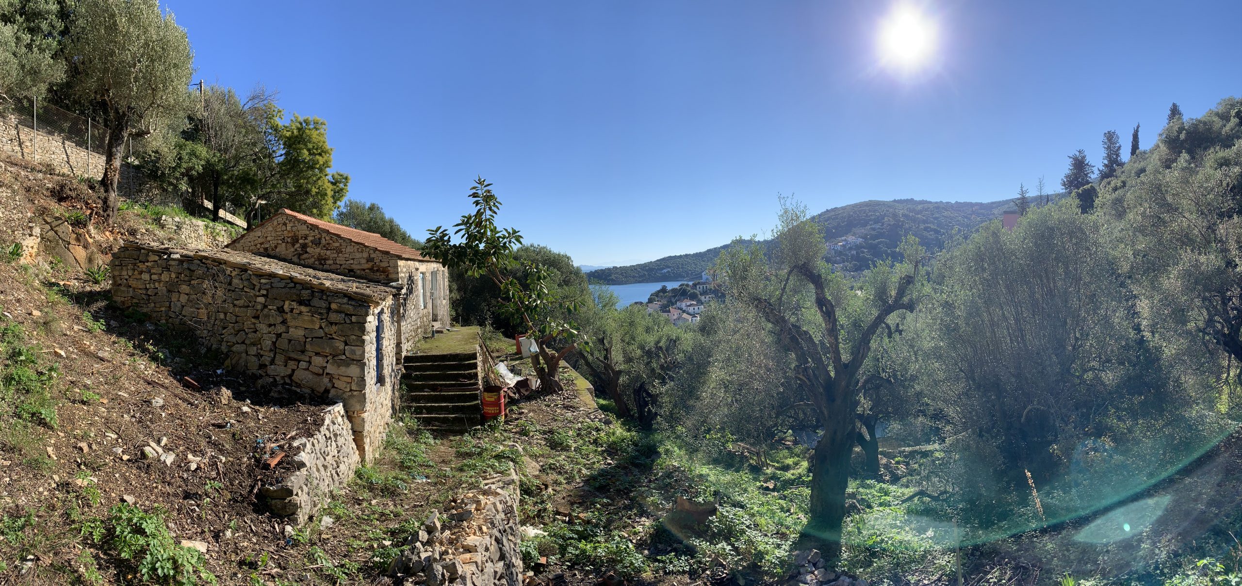 Γύρω από τη γη και τη θέα της κατοικίας προς πώληση στην Ιθάκα της Ελλάδας, Κιόνι
