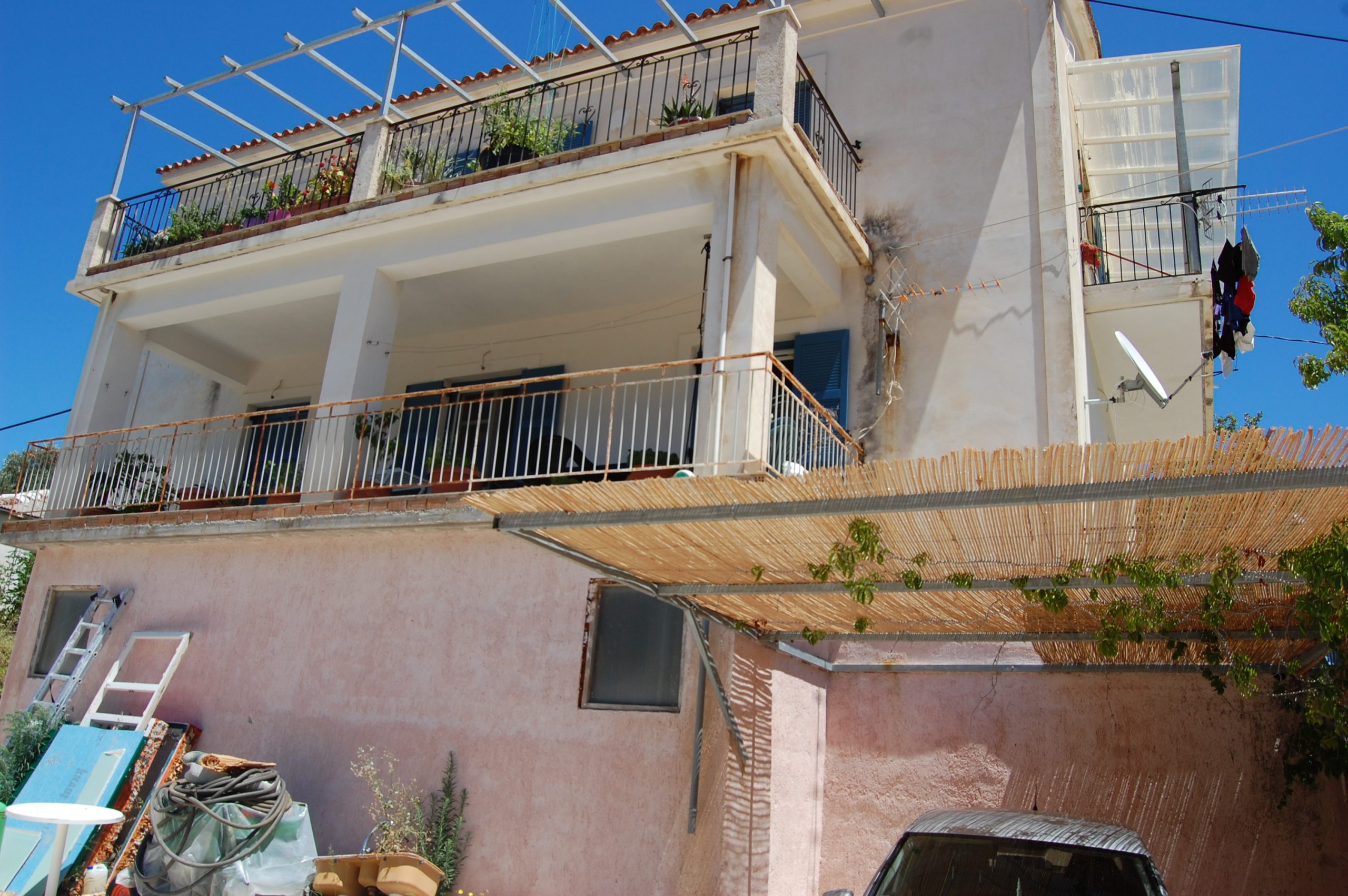 Εξωτερική πρόσοψη κατοικίας προς πώληση Ιθάκια Ελλάδα Πλατρειθιάς