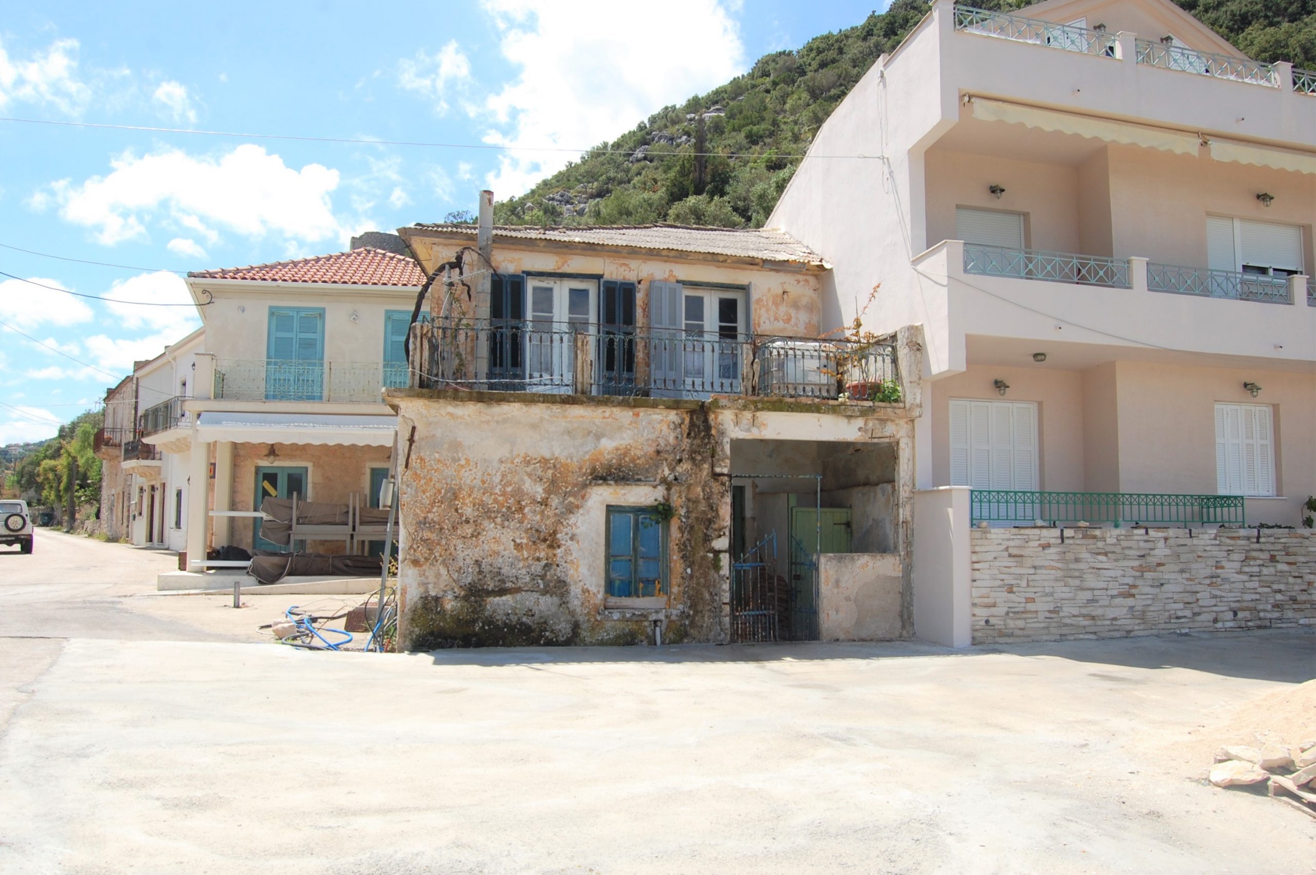 Εξωτερική πρόσοψη κατοικίας προς πώληση Ιθάκια Ελλάδα, Φρίκες