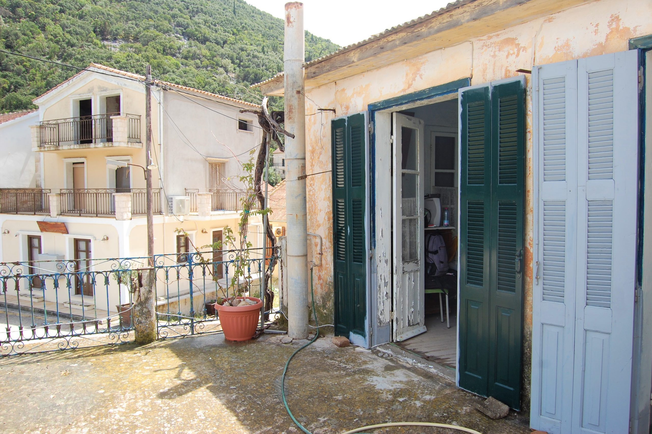 Εξωτερική βεράντα του σπιτιού προς πώληση Ιθακωβά Ελλάδα, Φρίκες