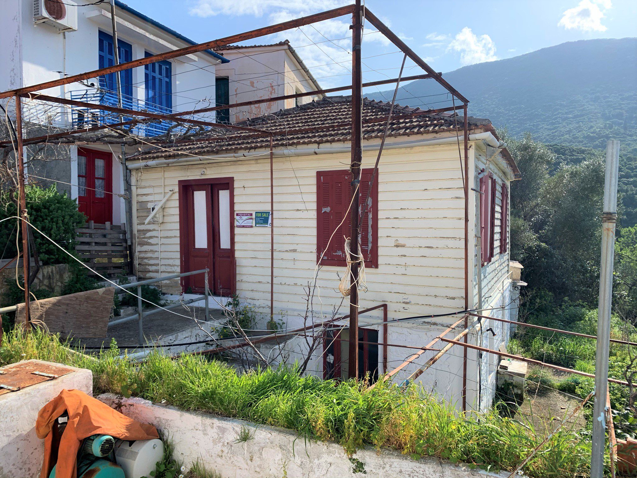 Εξωτερική πρόσοψη κατοικίας προς πώληση στην Ιθάκα, Κιόνι