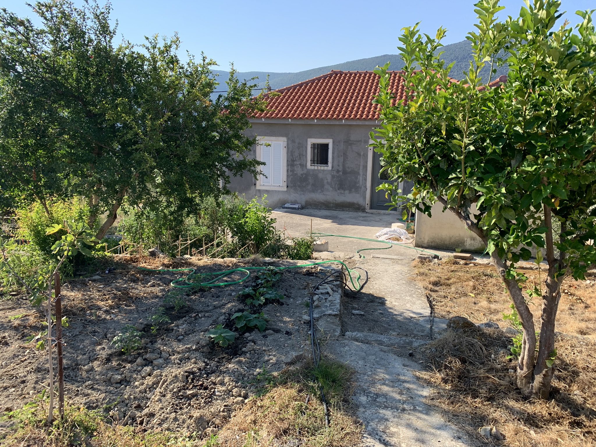 Κήπος κατοικίας προς πώληση στην Ιφάκα Ελλάδα Πλατρειθιάς