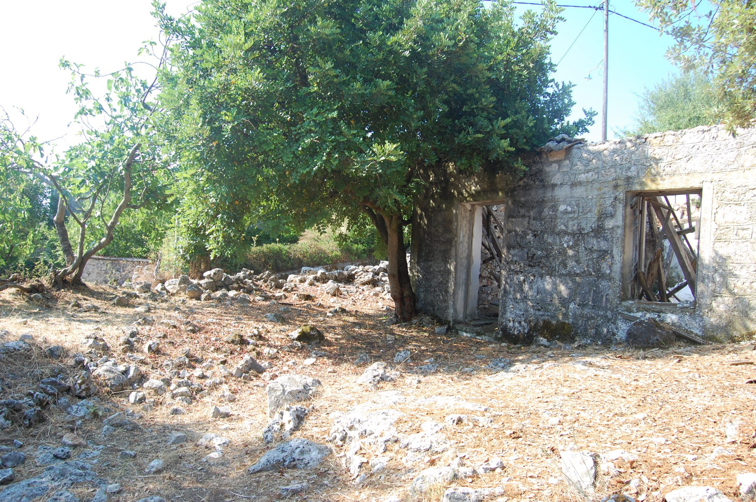 Εξωτερική άποψη των ερειπίων και του σπιτιού προς πώληση στην Ιθάκη Ελλάδα