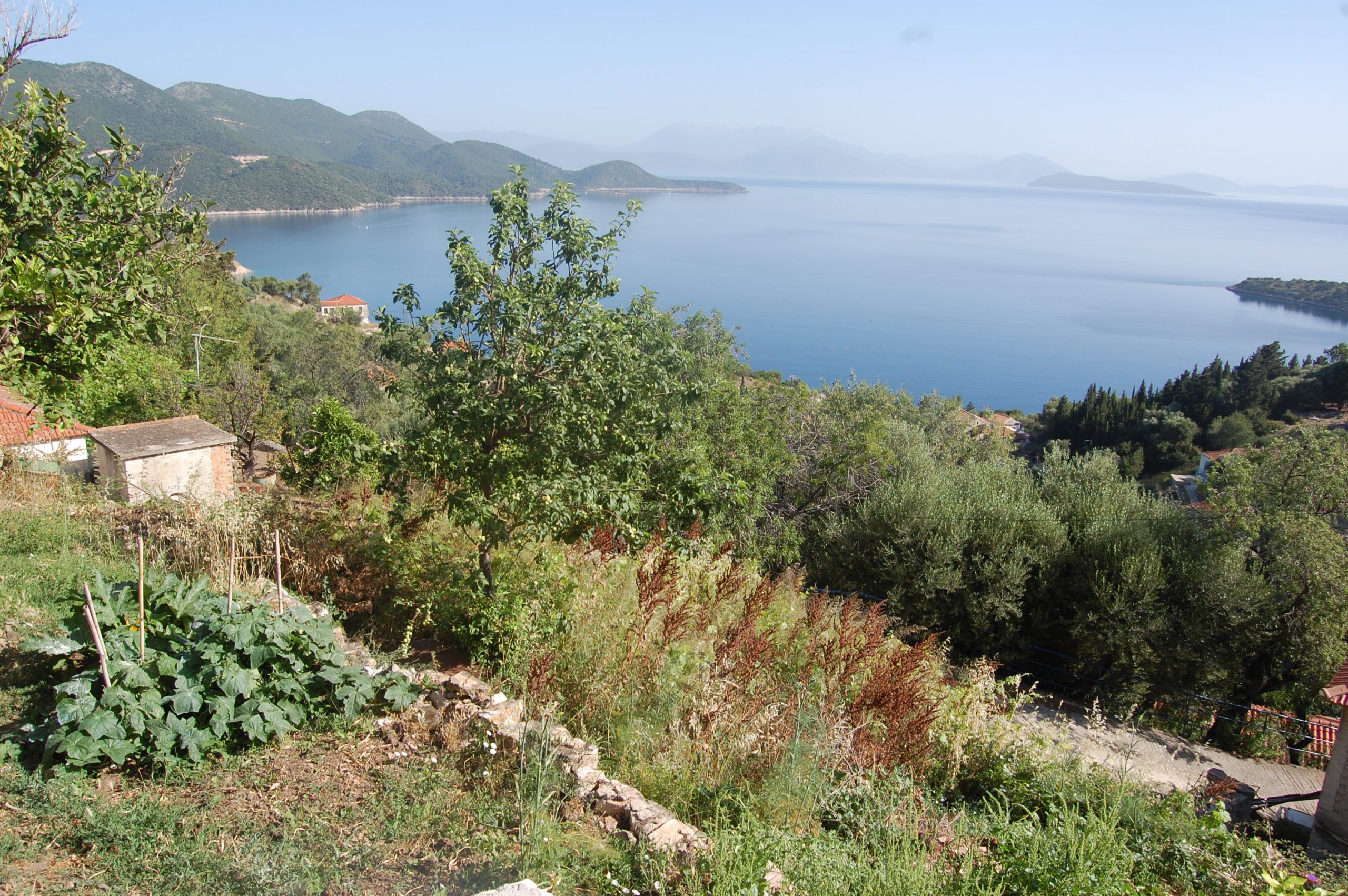 Εξωτερική όψη ερειπίων και οικοπέδων προς πώληση στην Ιθάκη Ελλάδα