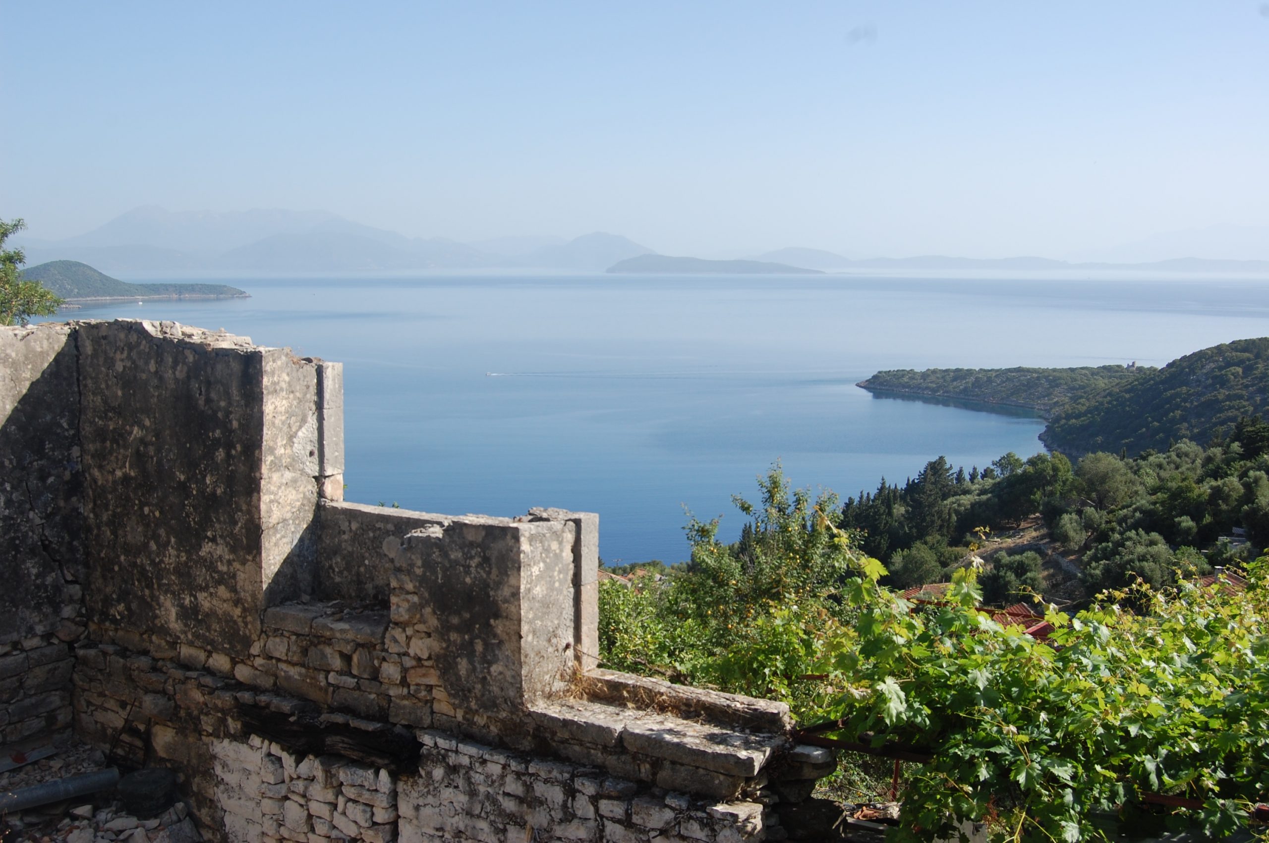 Εξωτερική όψη ερειπίων και οικοπέδων προς πώληση στην Ιθάκη Ελλάδα
