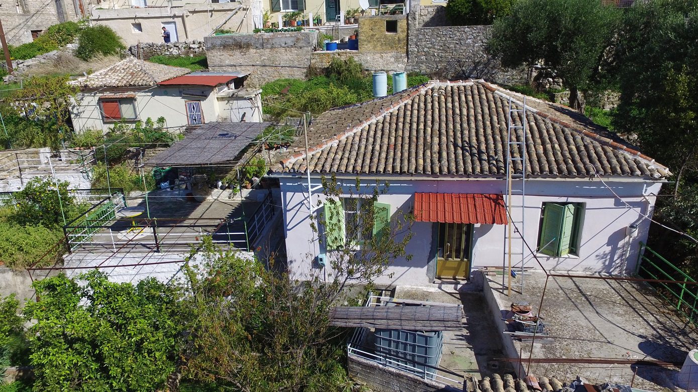 Εναέρια άποψη ενός σπιτιού προς πώληση Ιθάκη Ελλάδα Βαθύ
