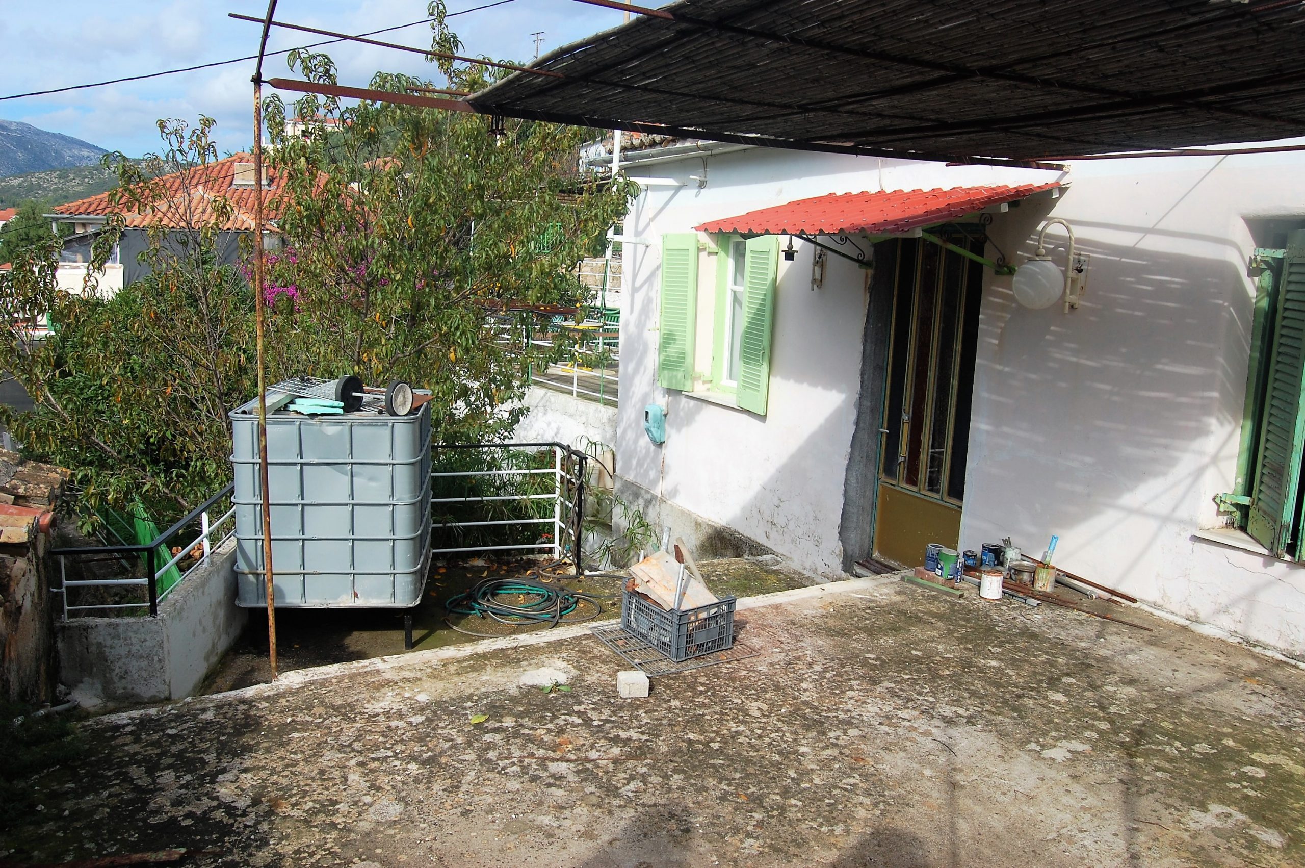 Έξω από την ταράτσα του σπιτιού προς πώληση στην Ιθάκη Ελλάδα, Βαθύ