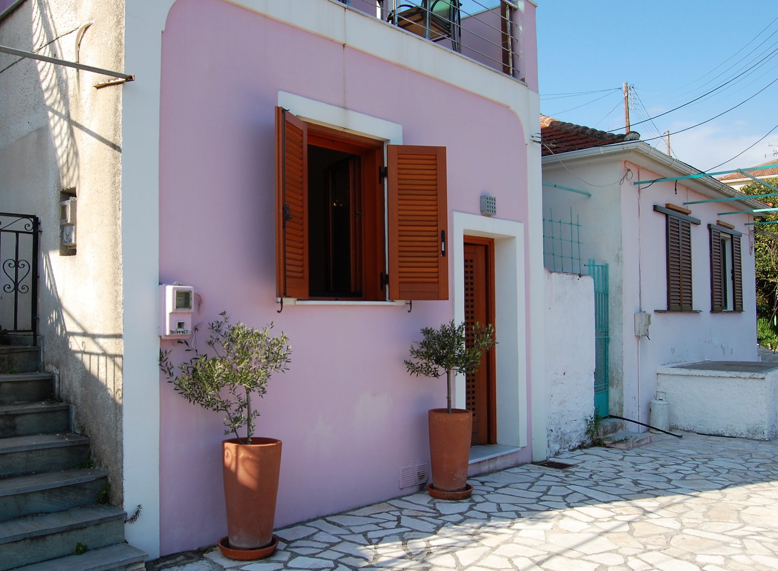 Εξωτερική πρόσοψη σπιτιού προς πώληση στην Ιθάκη Ελλάδα, Βαθύ