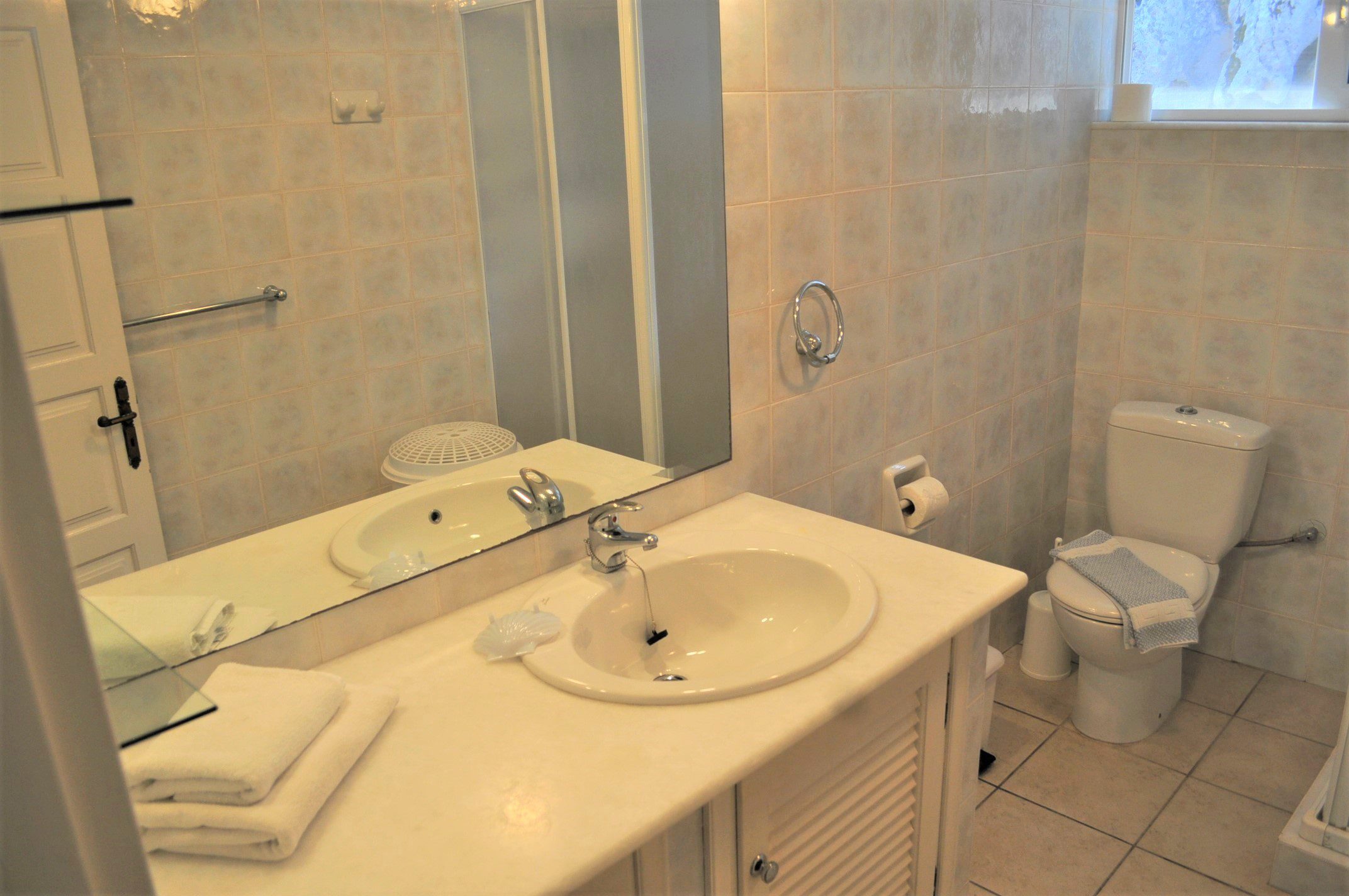Bathroom of house for rent Ithaca Greece, Frikes
