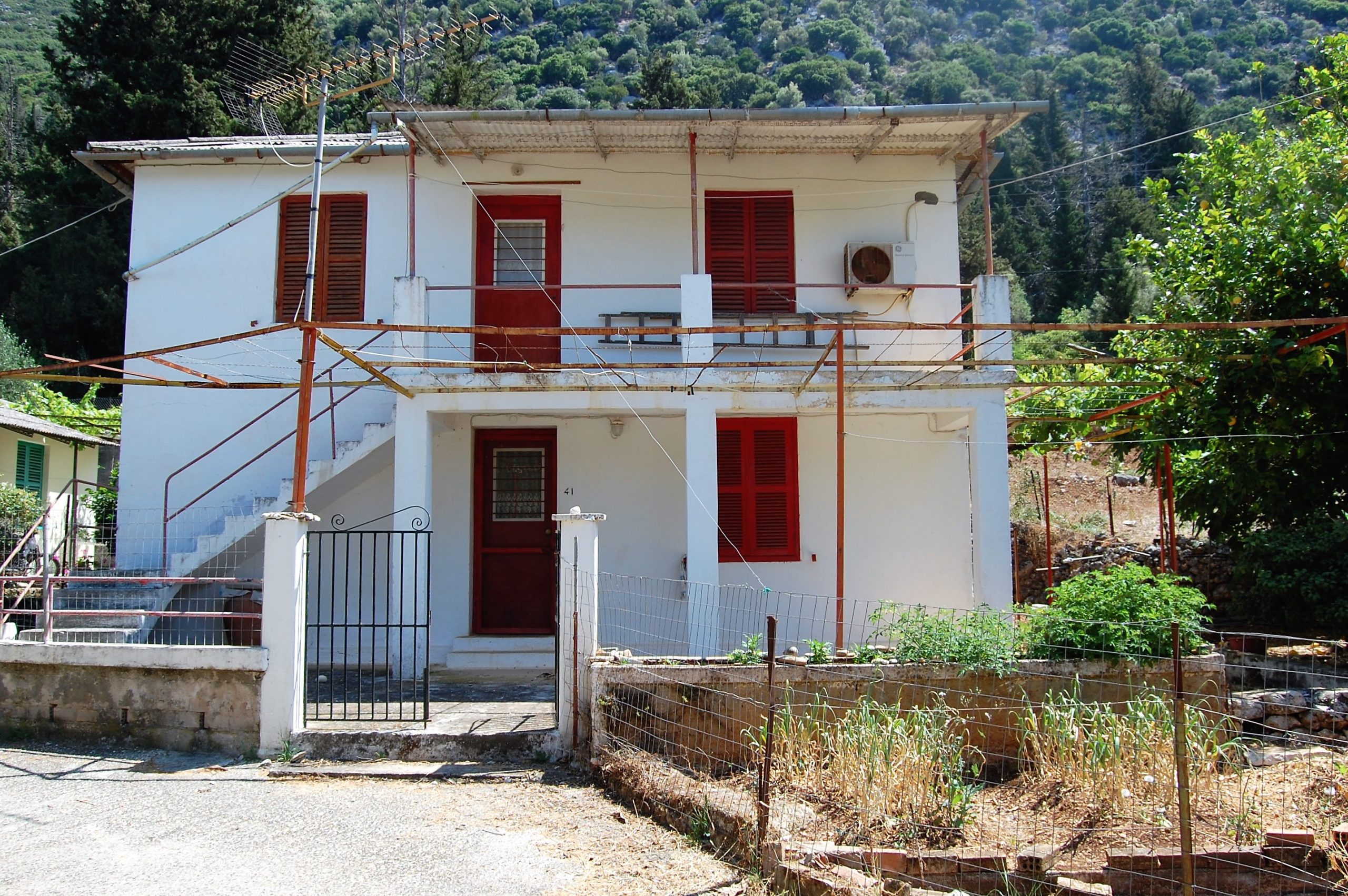 Εξωτερική πρόσοψη σπιτιού προς πώληση στην Ιθάκη Ελλάδα, Λεύκη
