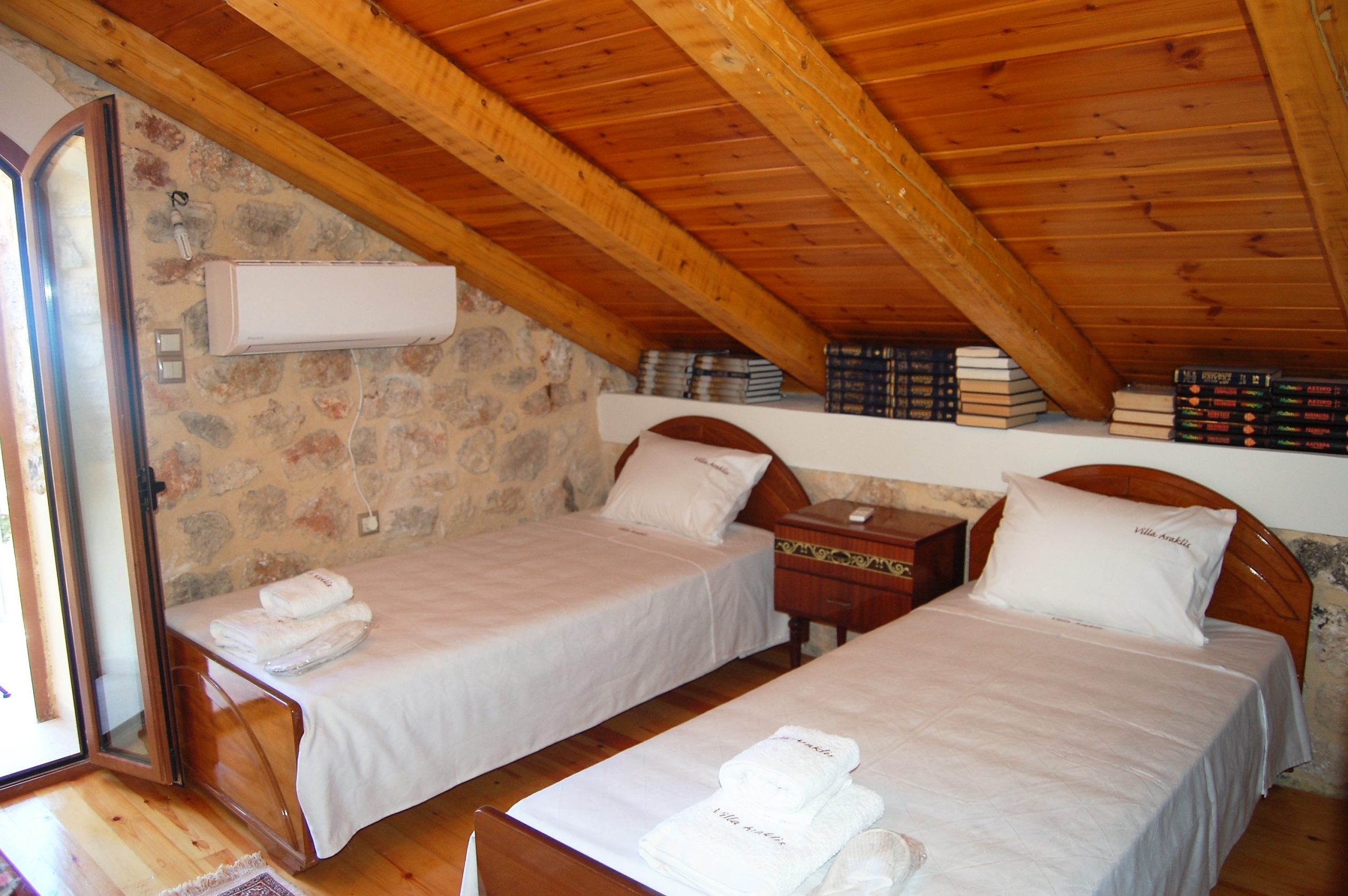 Υπνοδωμάτιο με δύο μονά κρεβάτια από πέτρινο σπίτι προς ενοικίαση Ιθάκη Ελλάδα