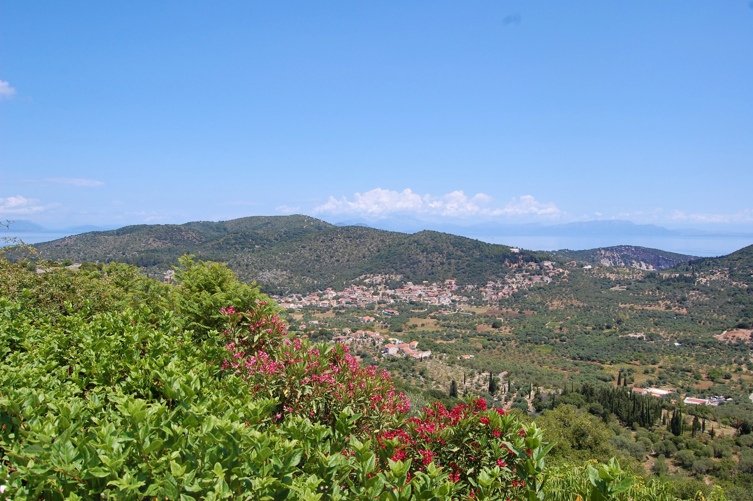 Θέα στο ορεινό τοπίο του σπιτιού προς πώληση Ιθάκη Ελλάδα