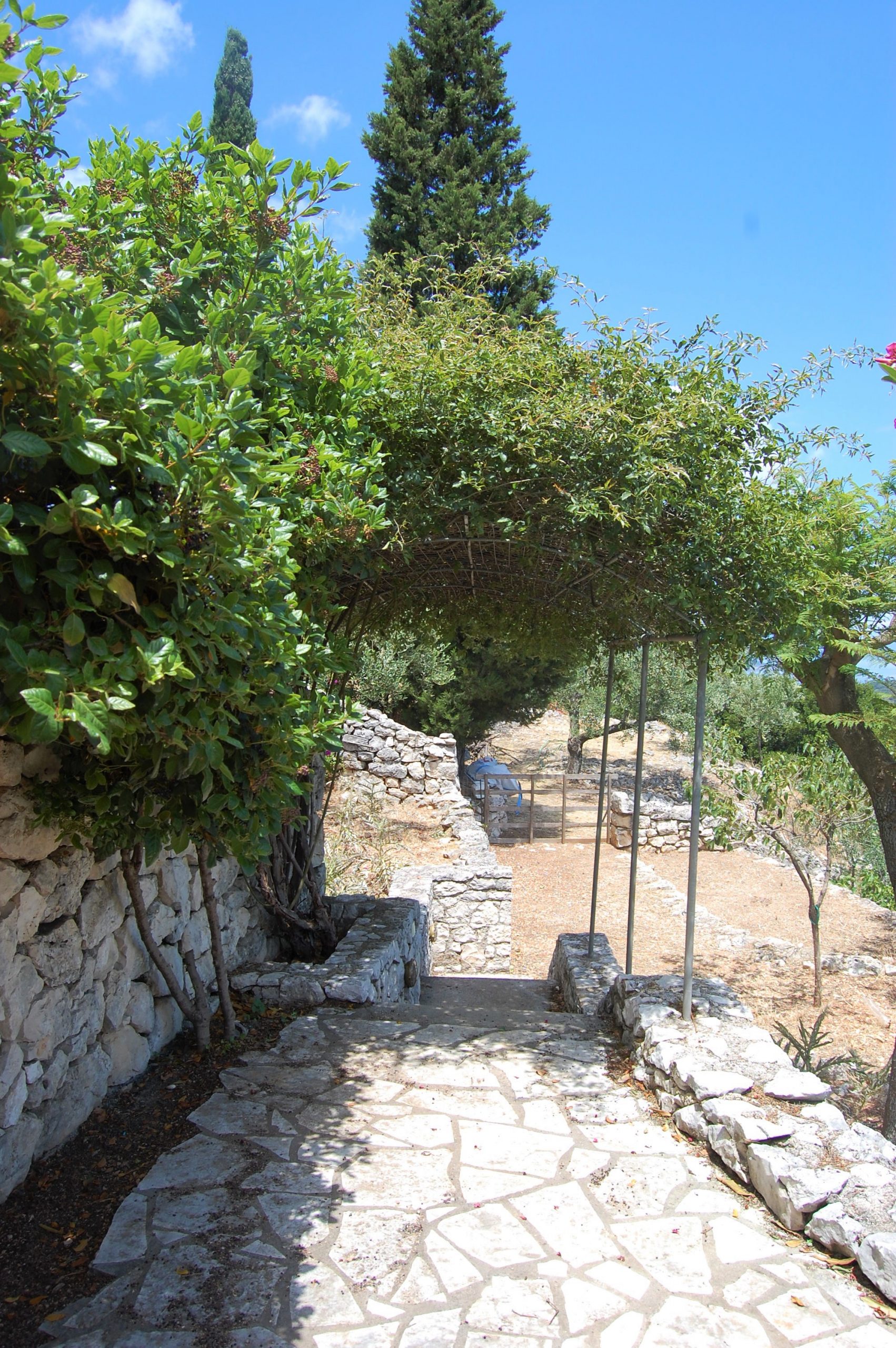 Πέτρινη βεράντα με σκιασμένη πέργκολα του σπιτιού προς πώληση Ιθάκη Ελλάδα