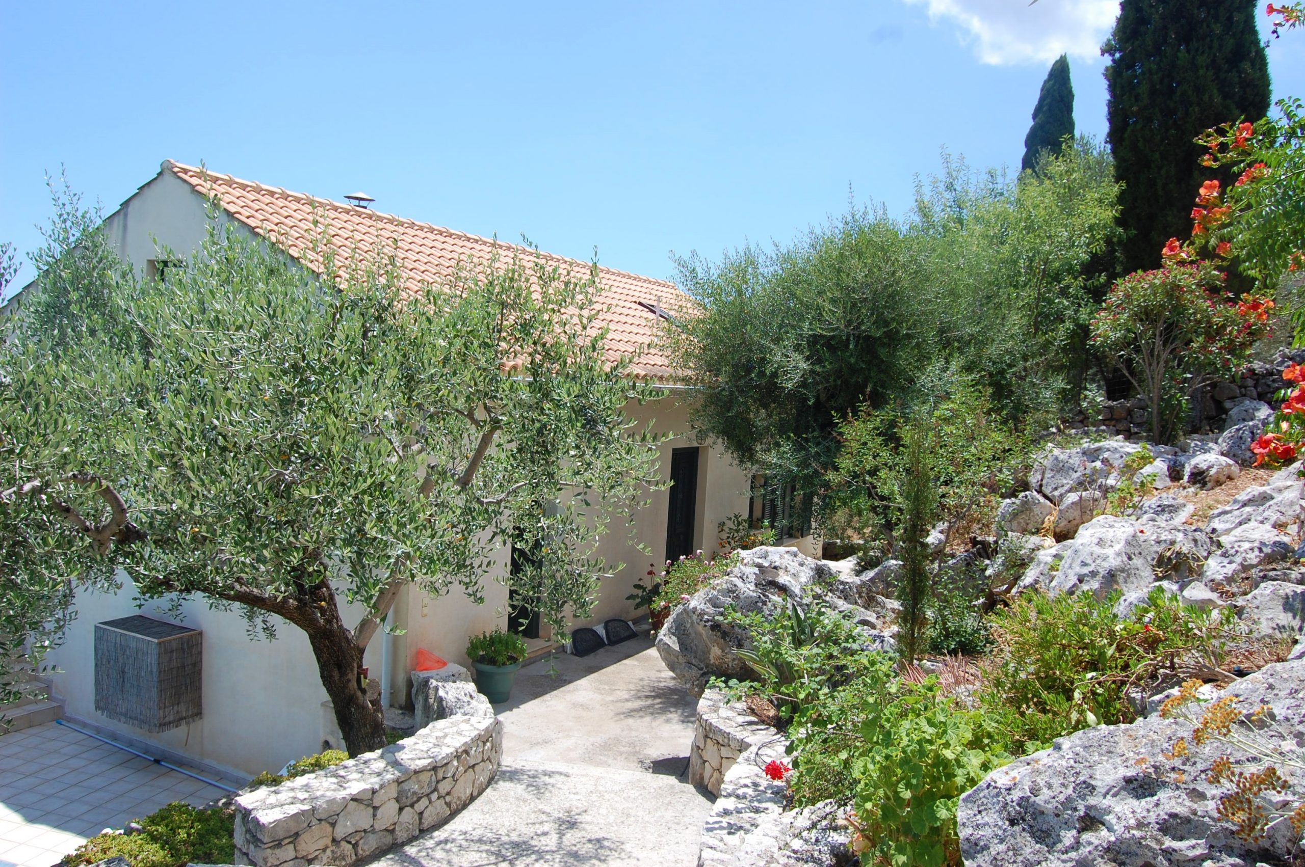 Πέτρινος rockery κήπος του σπιτιού προς πώληση Ιθάκη Ελλάδα