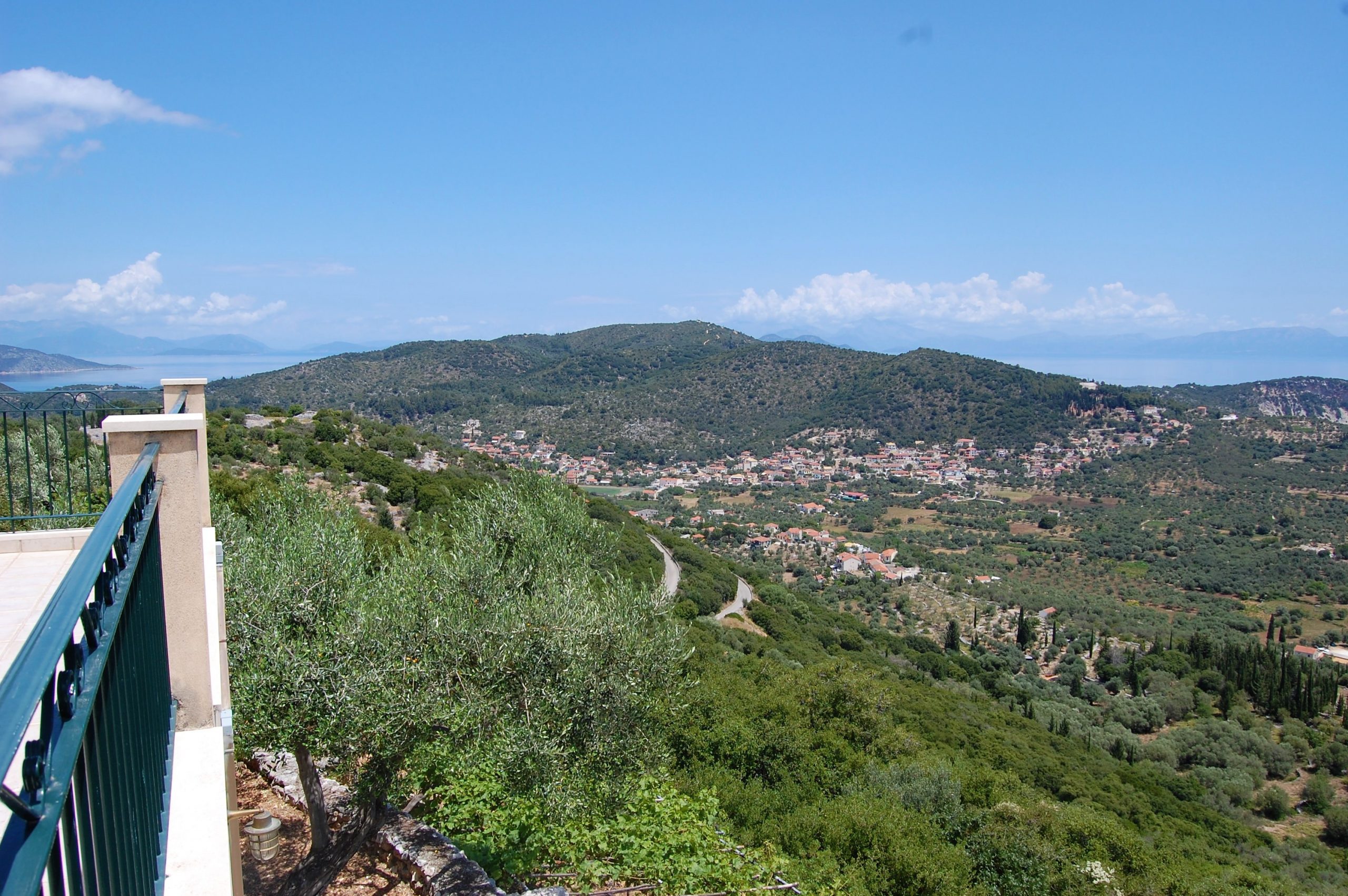 Θέα στο μπαλκόνι του βουνού του σπιτιού προς πώληση Ιθάκη Ελλάδα