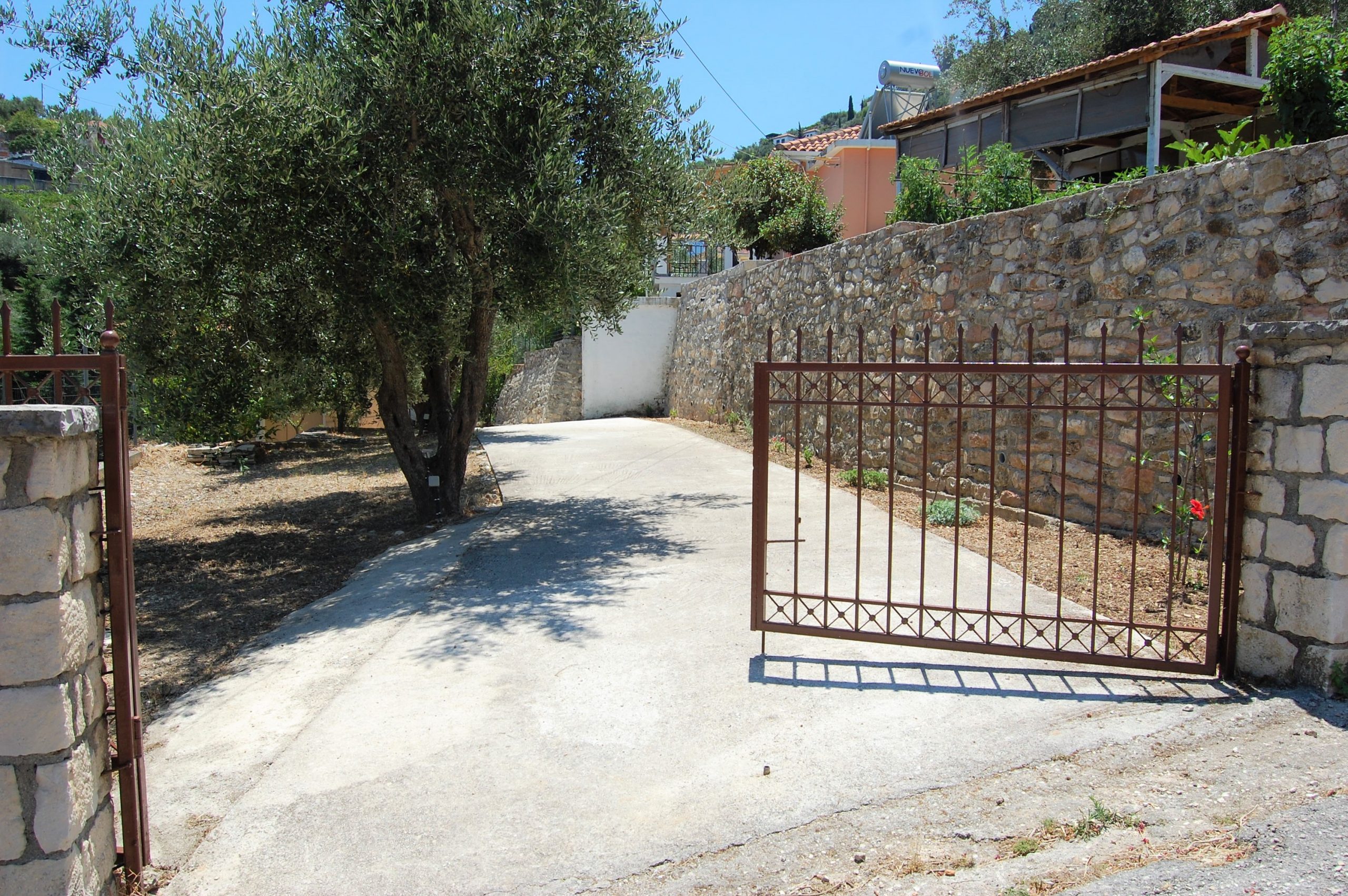 Είσοδος και βεράντα ενοικιαζόμενου ακινήτου σε Περαχώρι Ιφάκα Ελλάδα