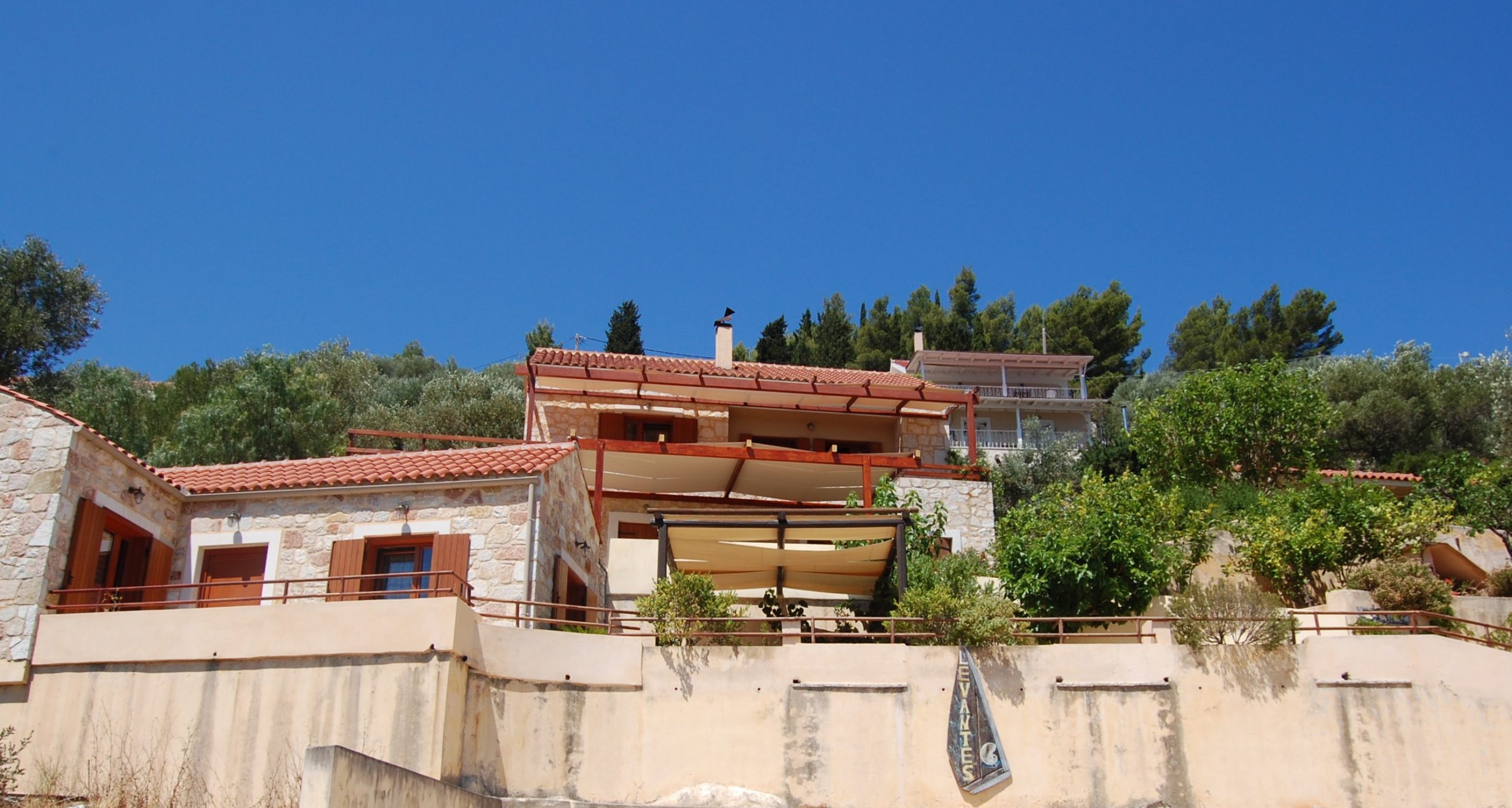 Πέτρινη βεράντα εισόδου ενός ενοικιαζόμενου ακινήτου στην Ιθάκη Ελλάδα