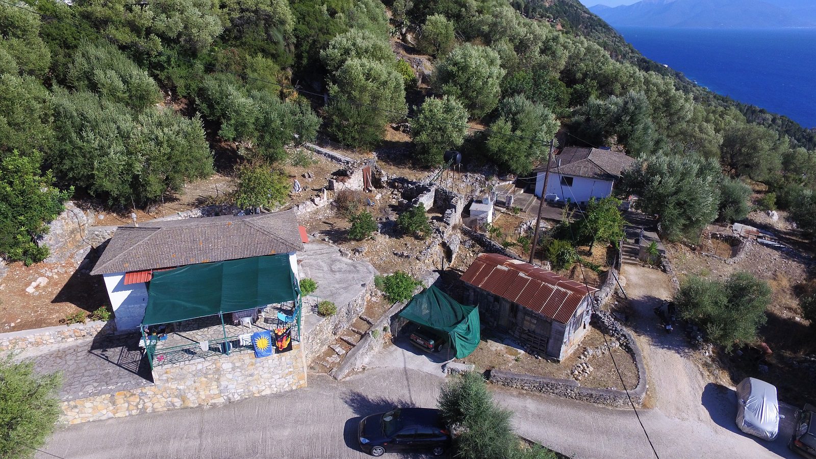 Εναέρια θέα drone του σπιτιού προς πώληση Ιθάκη Ελλάδα Λεύκη