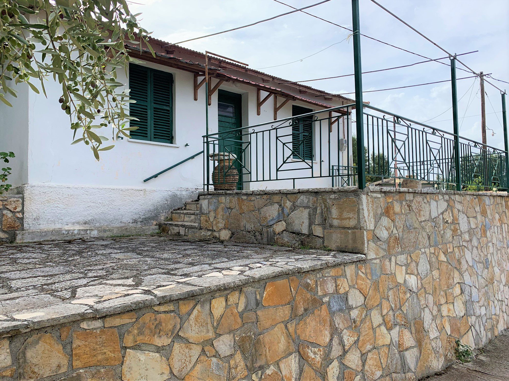 Εξωτερική πρόσοψη σπιτιού προς πώληση στην Ιθάκη Ελλάδα, Λεύκη