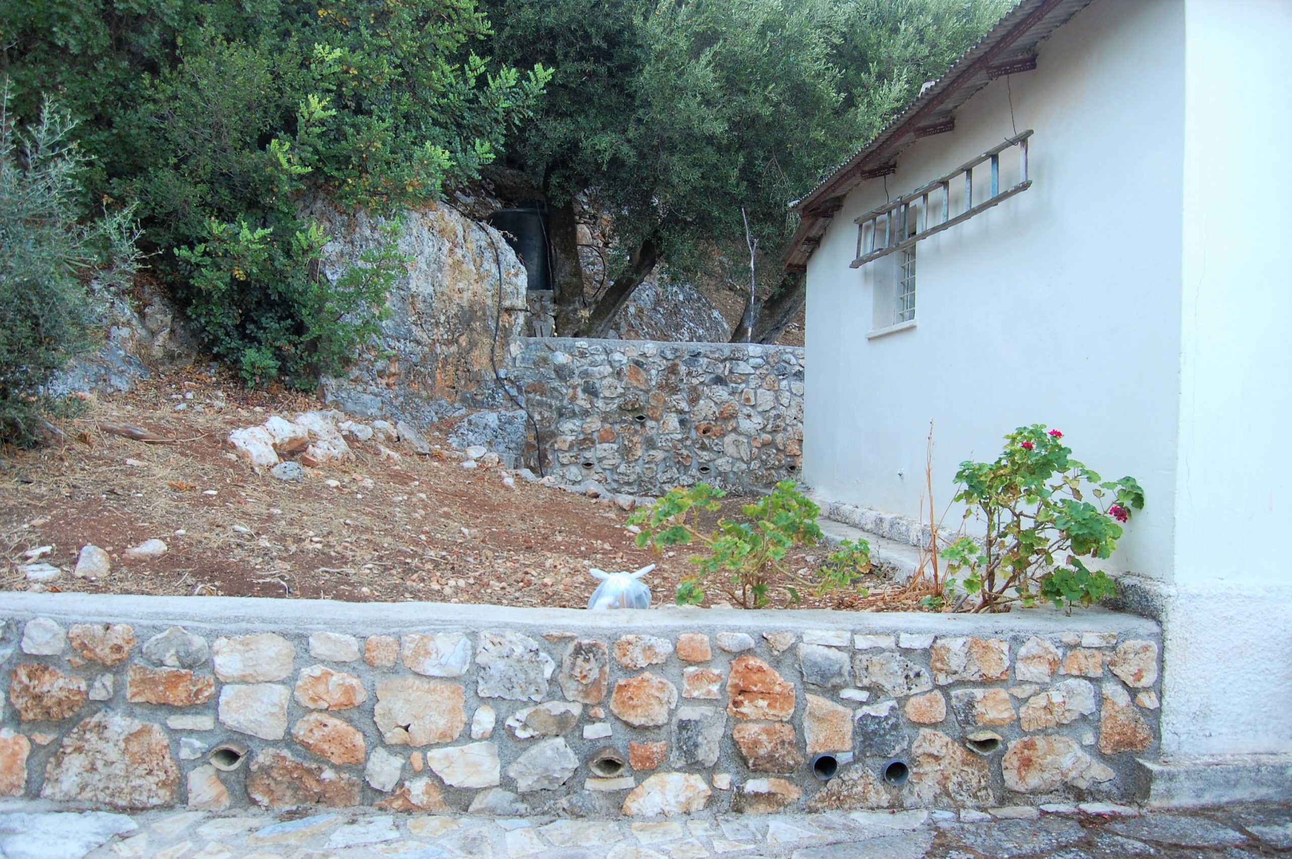 Φυσικές πέτρινες βεράντες τοίχοι του σπιτιού προς πώληση στην Ιθάκη Ελλάδα, Λεύκη