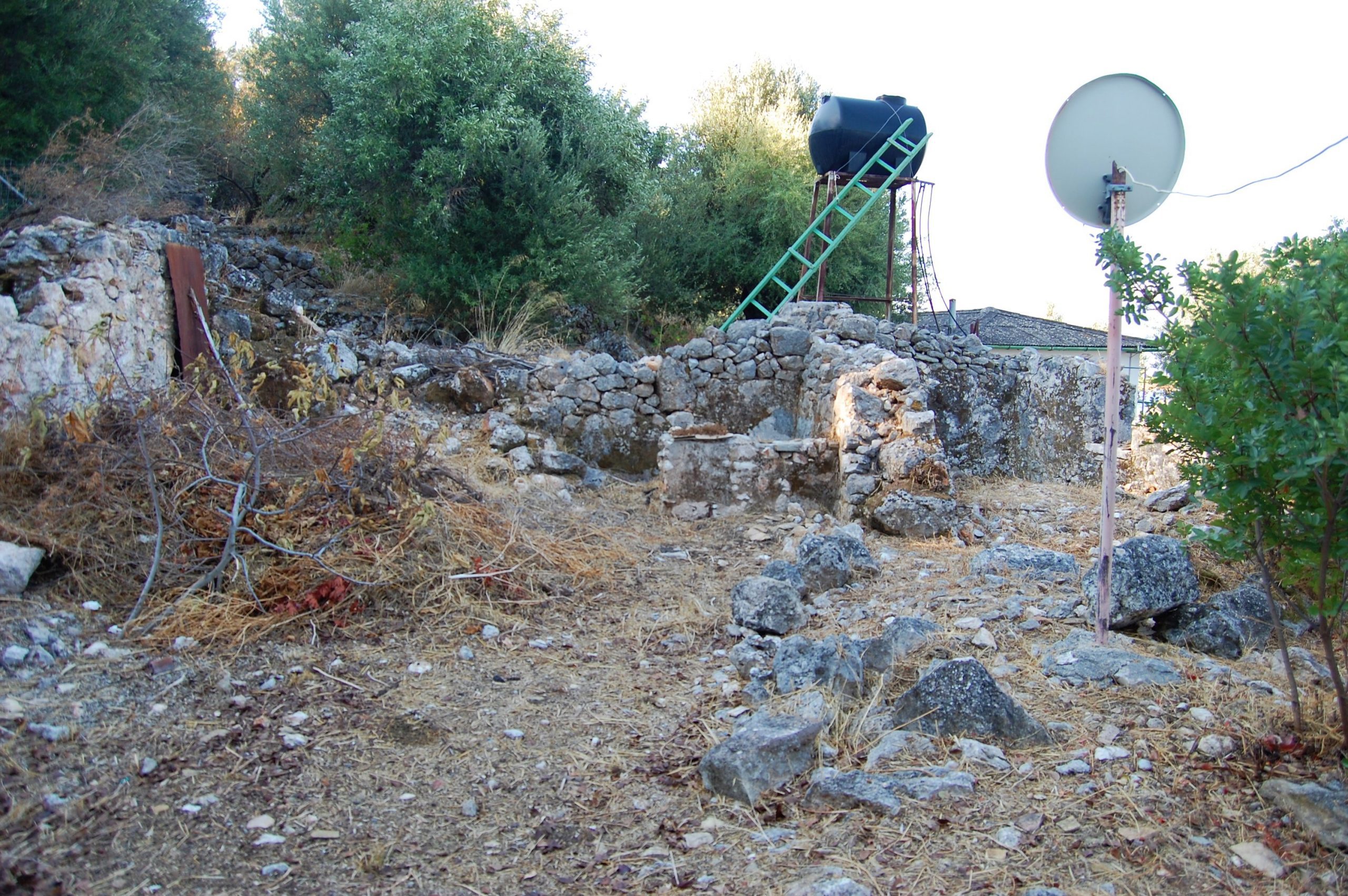 Φυσικό πέτρινο τοπίο του σπιτιού προς πώληση στην Ιθάκη Ελλάδα, Λεύκη