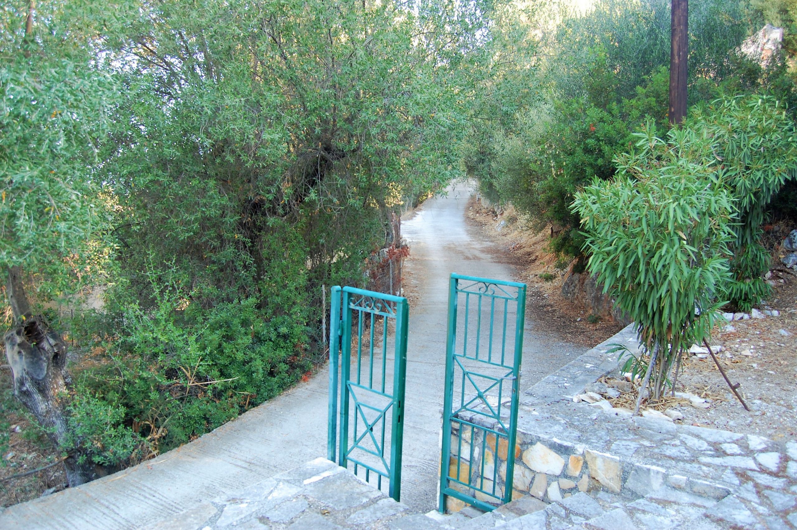 Πέτρινη βεράντα είσοδος του σπιτιού προς πώληση στην Ιθάκη Ελλάδα, Λεύκη