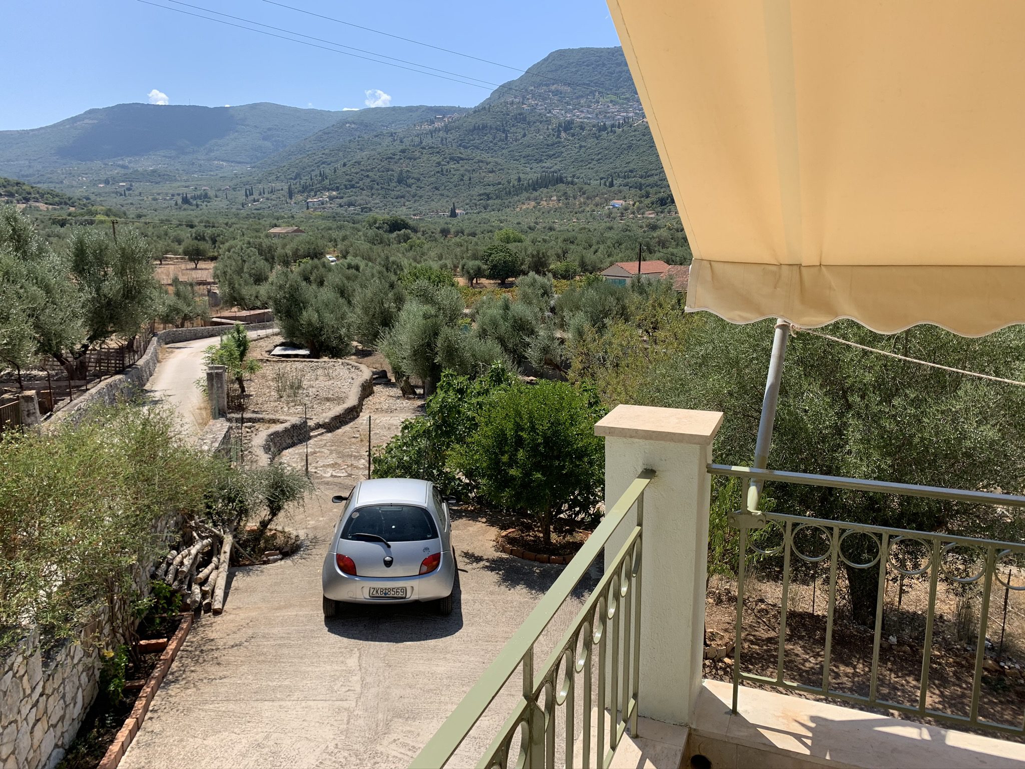 Αίθριο περιοχή με θέα στο χωριό του σπιτιού προς πώληση στην Ιθάκη Ελλάδα, Βαθύ
