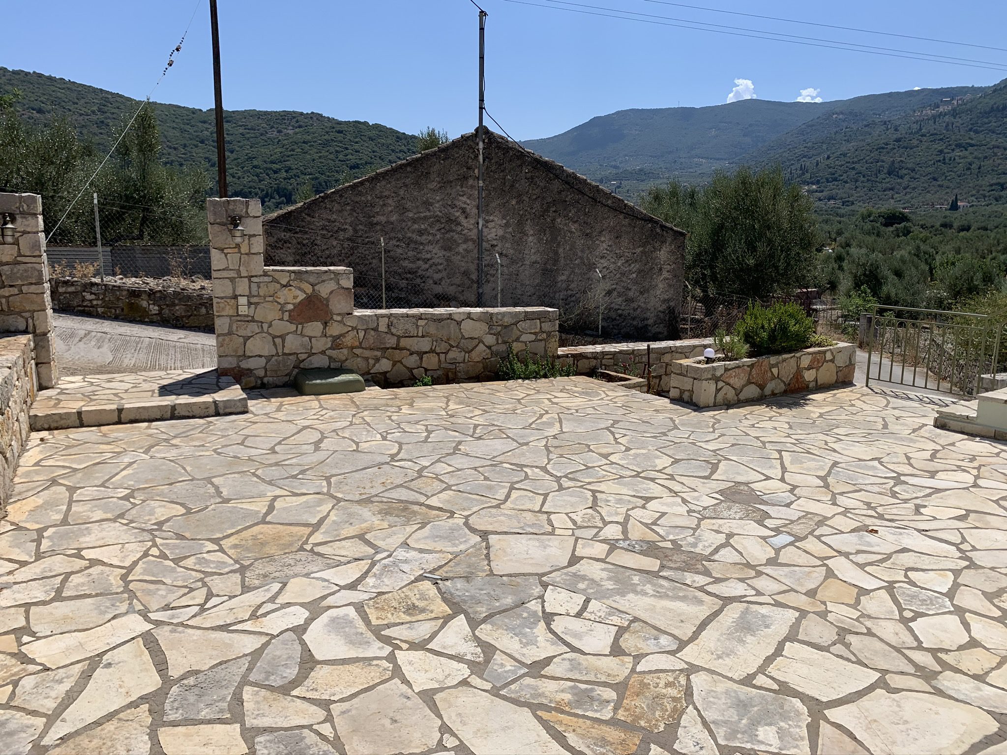 Εξωτερική πέτρινη βεράντα και εξωτερικοί χώροι του σπιτιού προς πώληση στην Ιθάκη Ελλάδα, Βαθύ