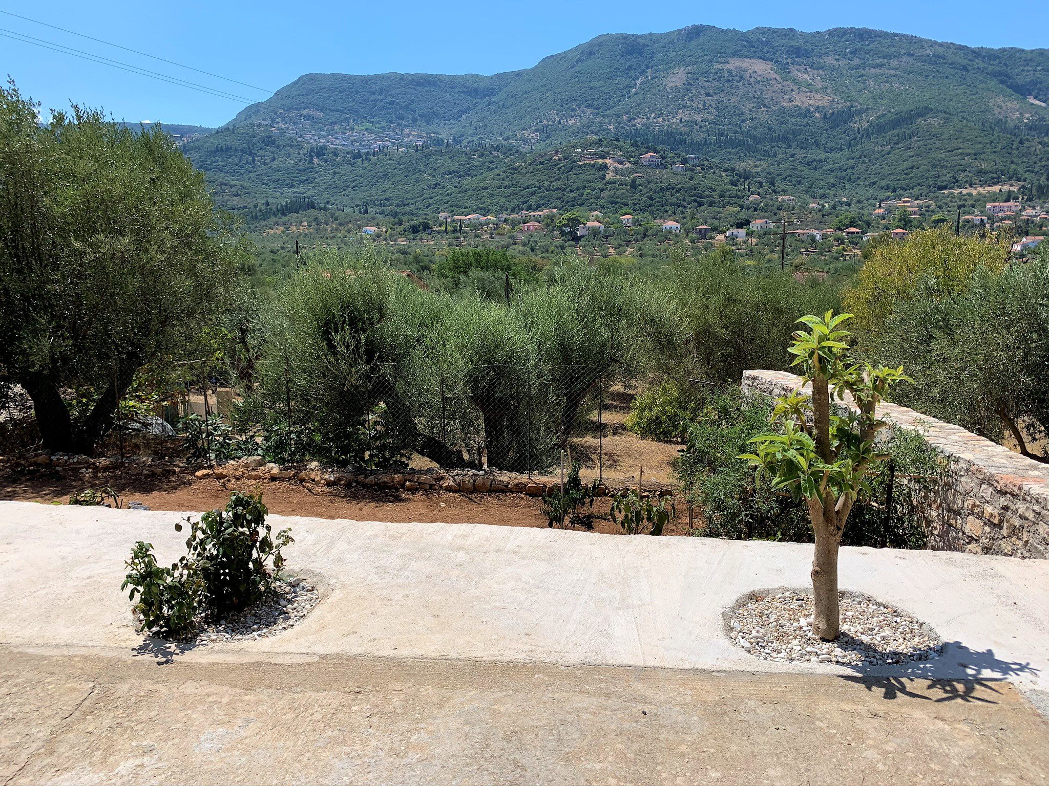 Έξω από την περιοχή και το χωριό άποψη του σπιτιού προς πώληση στην Ιθάκη Ελλάδα, Βαθύ