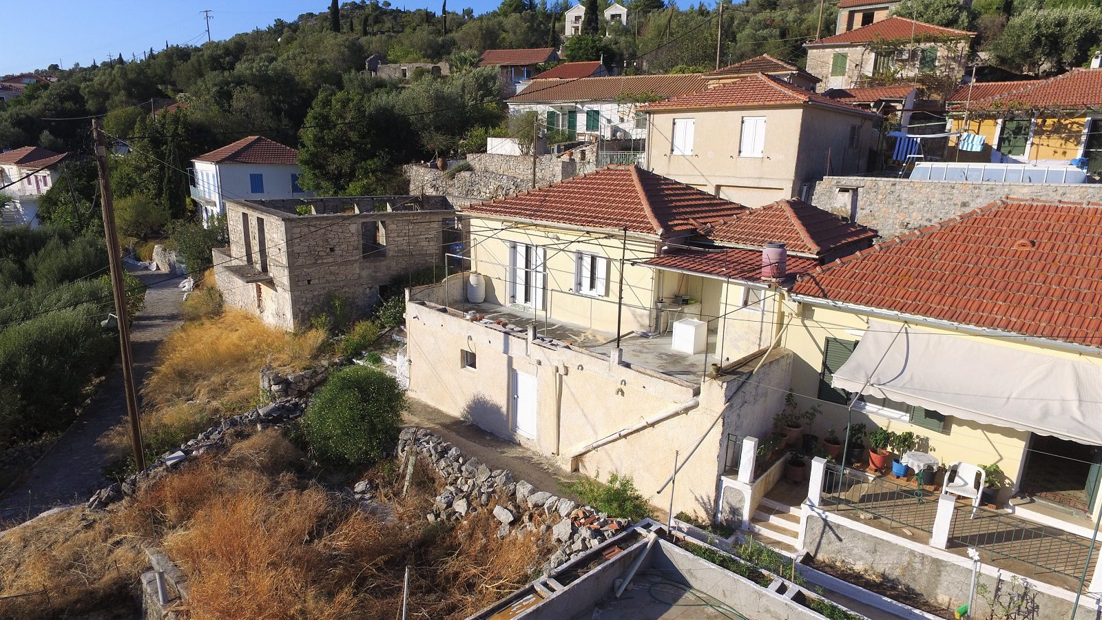 Εναέρια άποψη του σπιτιού προς πώληση στην Ιθάκη Ελλάδα Βαθύ