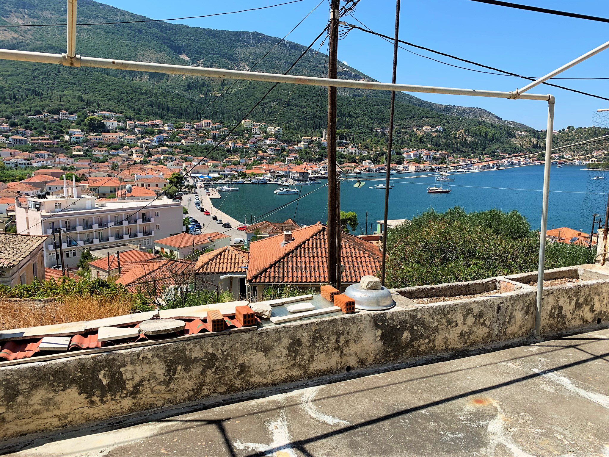 Θέα στο λιμάνι και εξωτερική βεράντα του σπιτιού προς πώληση στην Ιθάκη Ελλάδα, Βαθύ