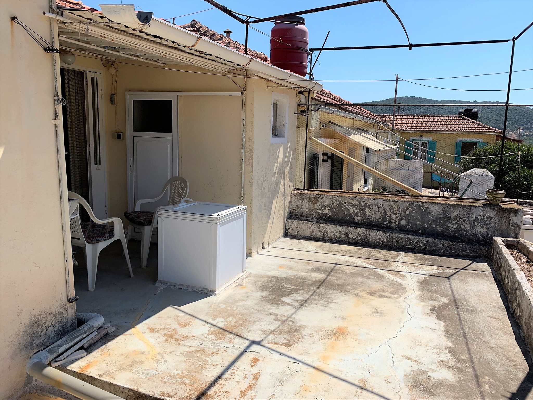 Εξωτερική πρόσοψη και εξωτερική βεράντα του σπιτιού προς πώληση στην Ιθάκη Ελλάδα, Βαθύ