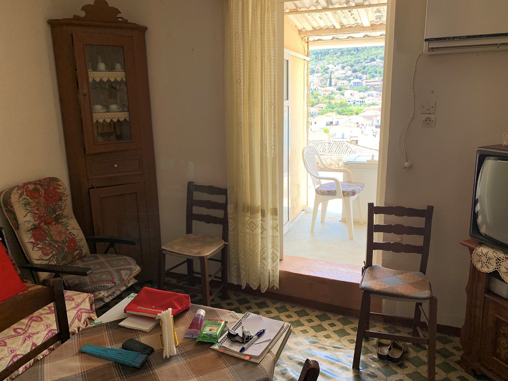 Εσωτερικό σαλόνι του σπιτιού προς πώληση στην Ιθάκη Ελλάδα Βαθύ