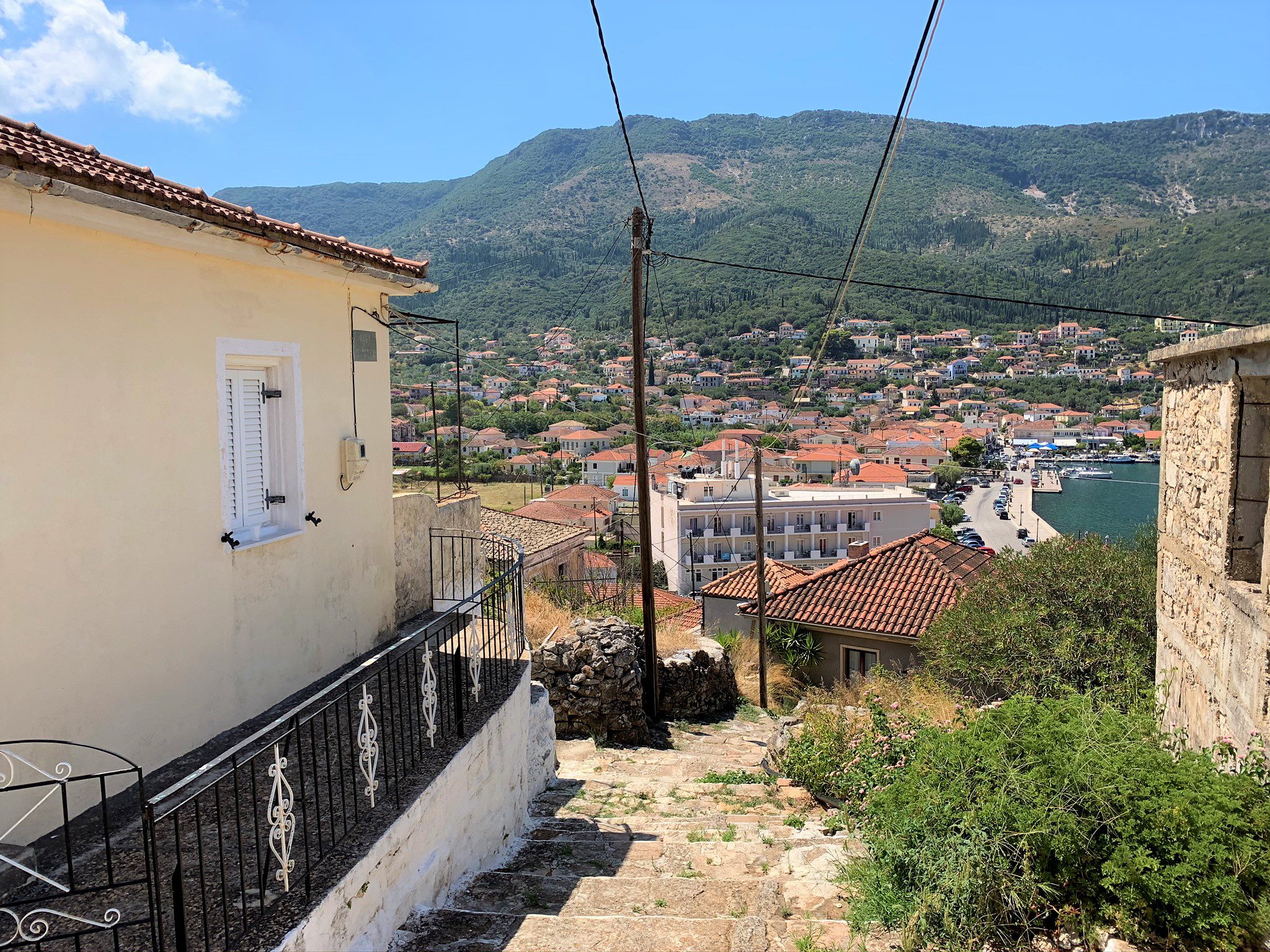 Εξωτερική πρόσοψη και μονοπάτι του σπιτιού προς πώληση στην Ιθάκη Ελλάδα, Βαθύ