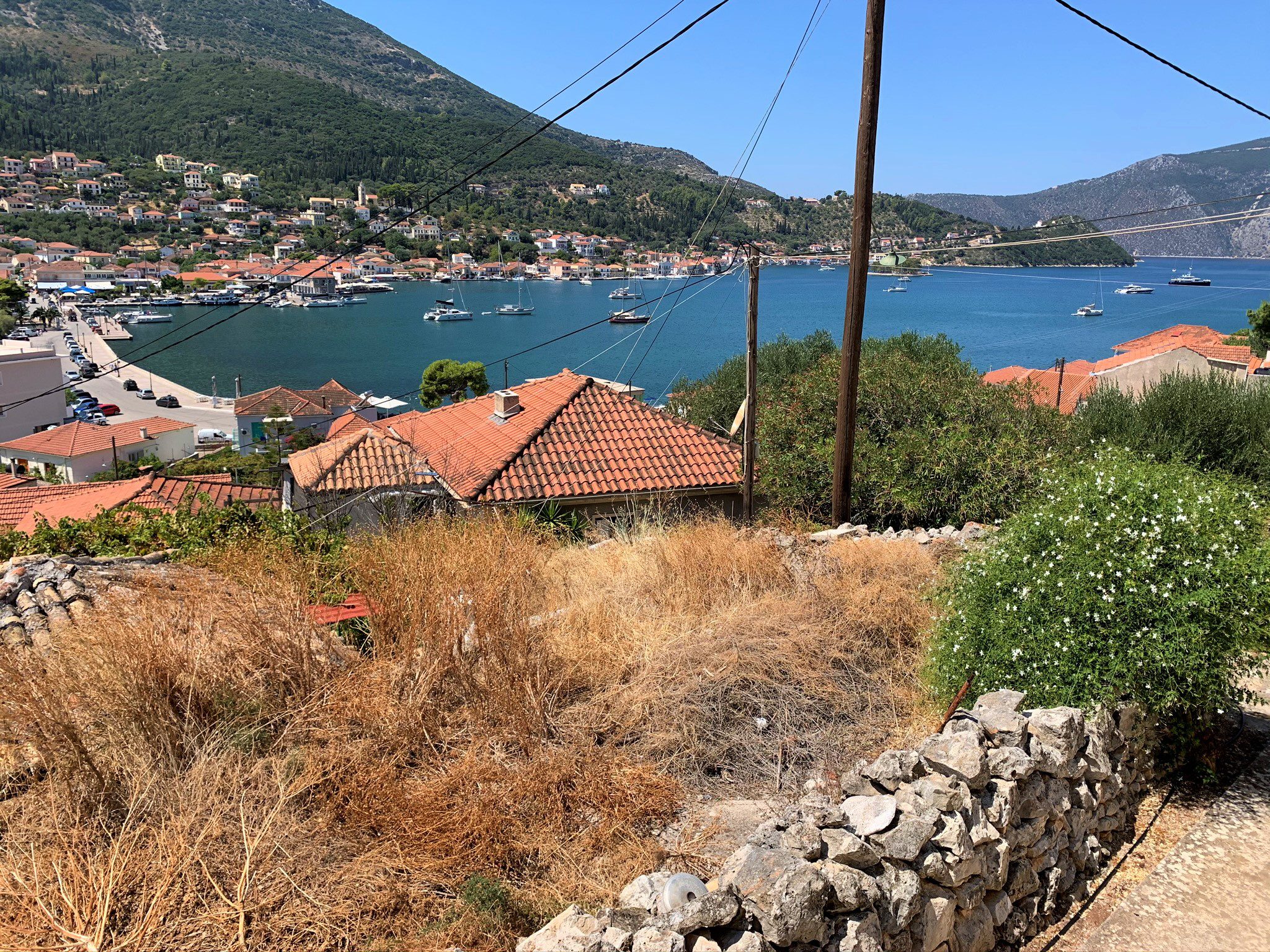 Θέα στη θάλασσα και μπροστινό κήπο του σπιτιού προς πώληση στην Ιθάκη Ελλάδα, Βαθύ