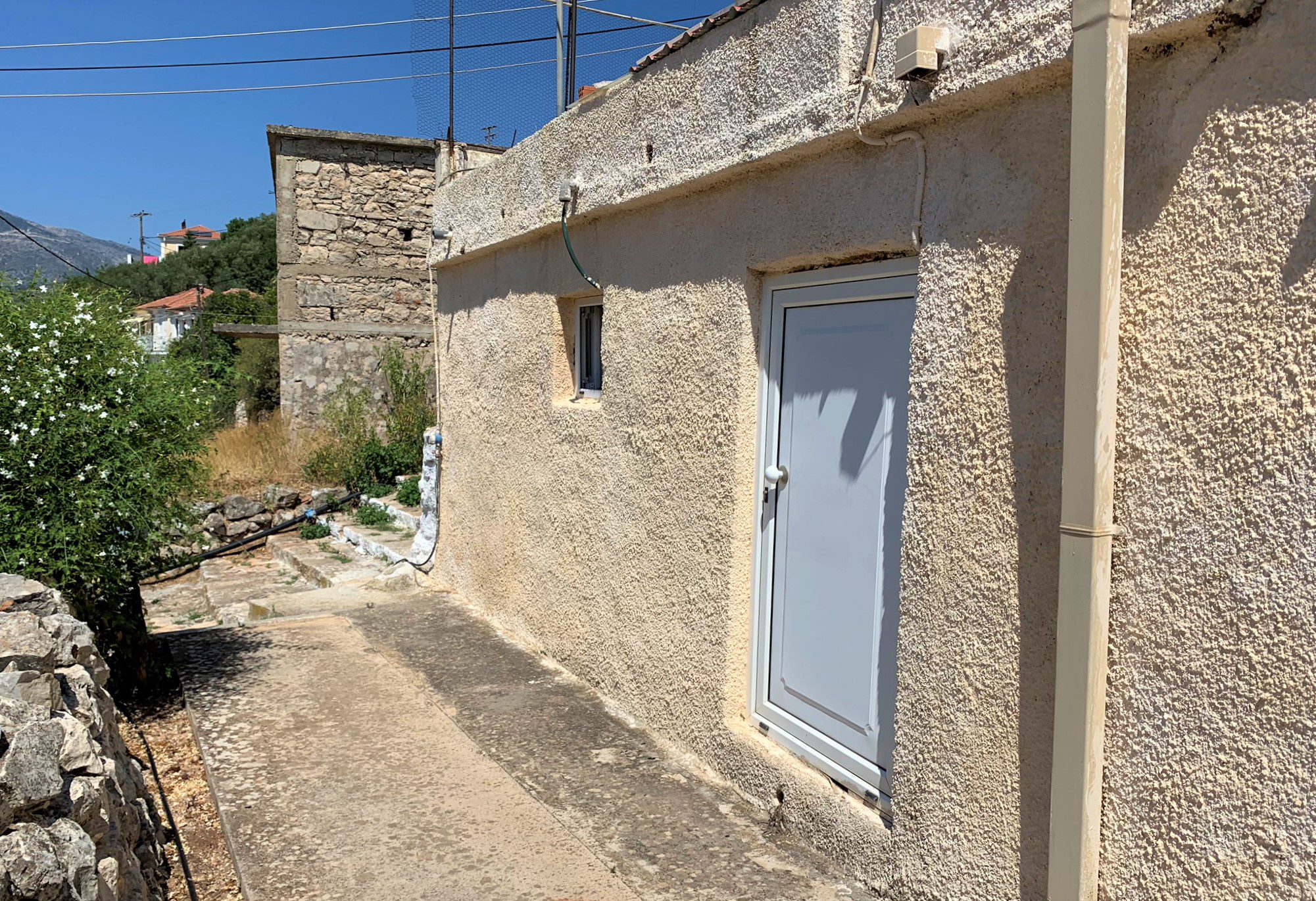 Εξωτερική πρόσοψη σπιτιού προς πώληση στην Ιθάκη Ελλάδα, Βαθύ