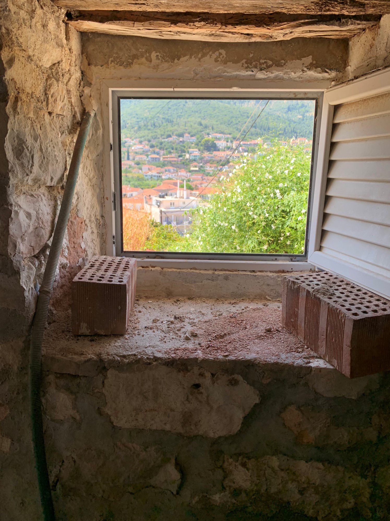 Αποθήκη κάτω από το σπίτι προς πώληση στην Ιθάκη Ελλάδα, Βαθύ