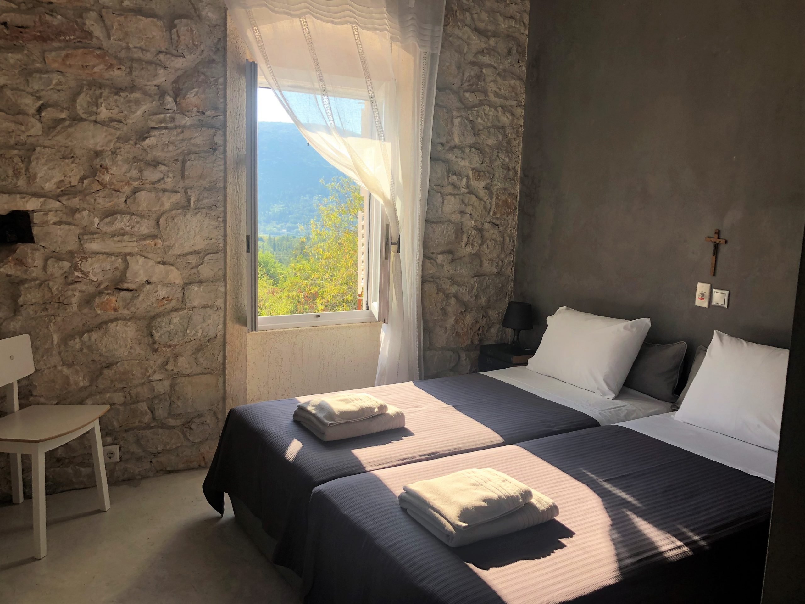 Bedroom with en-suite bathroom at Villa Kalos for rent, Ithaca Greece Lahos