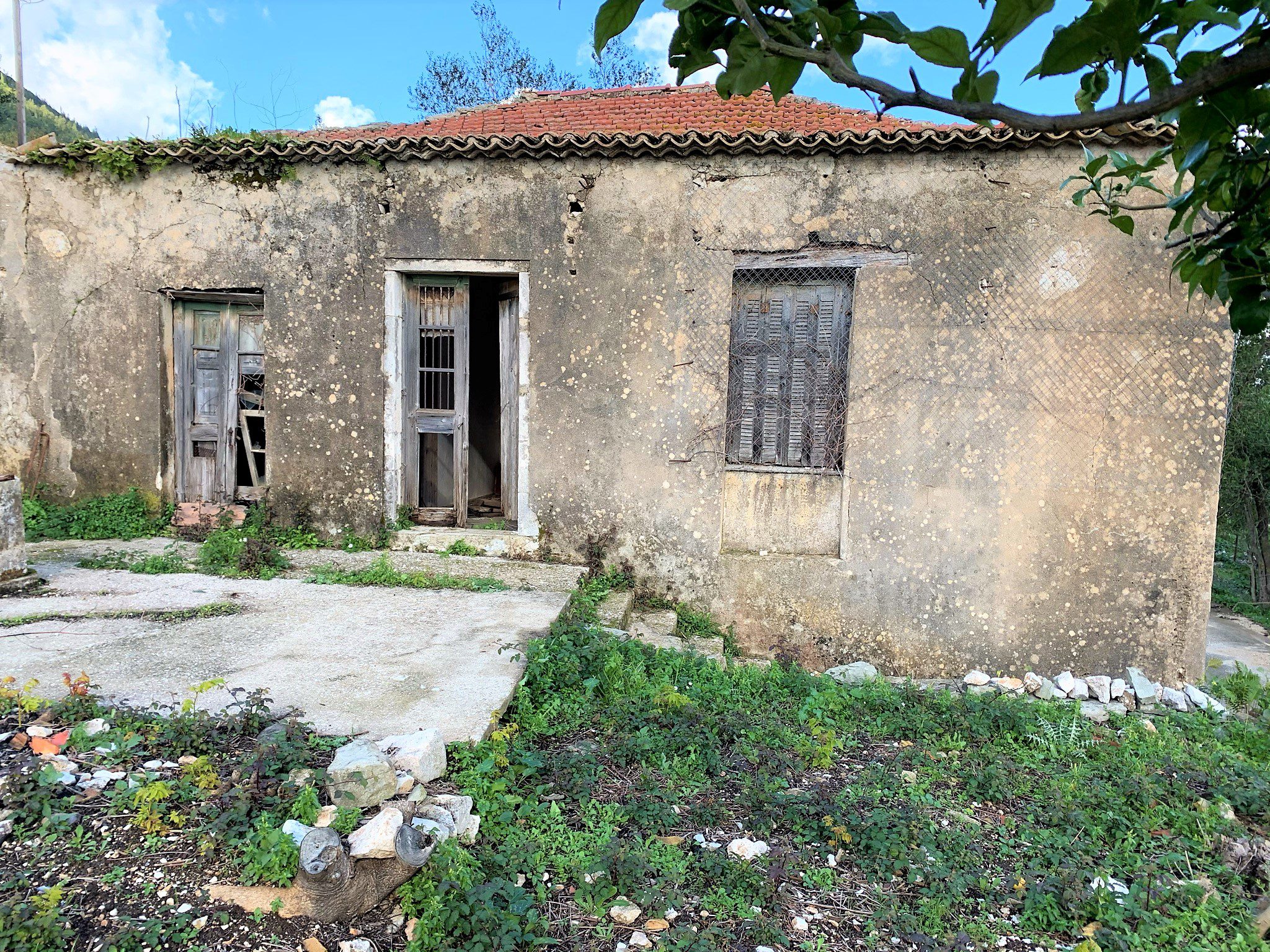Εξωτερική πρόσοψη κατοικίας προς πώληση στην Ιθάκα Κολλιερή