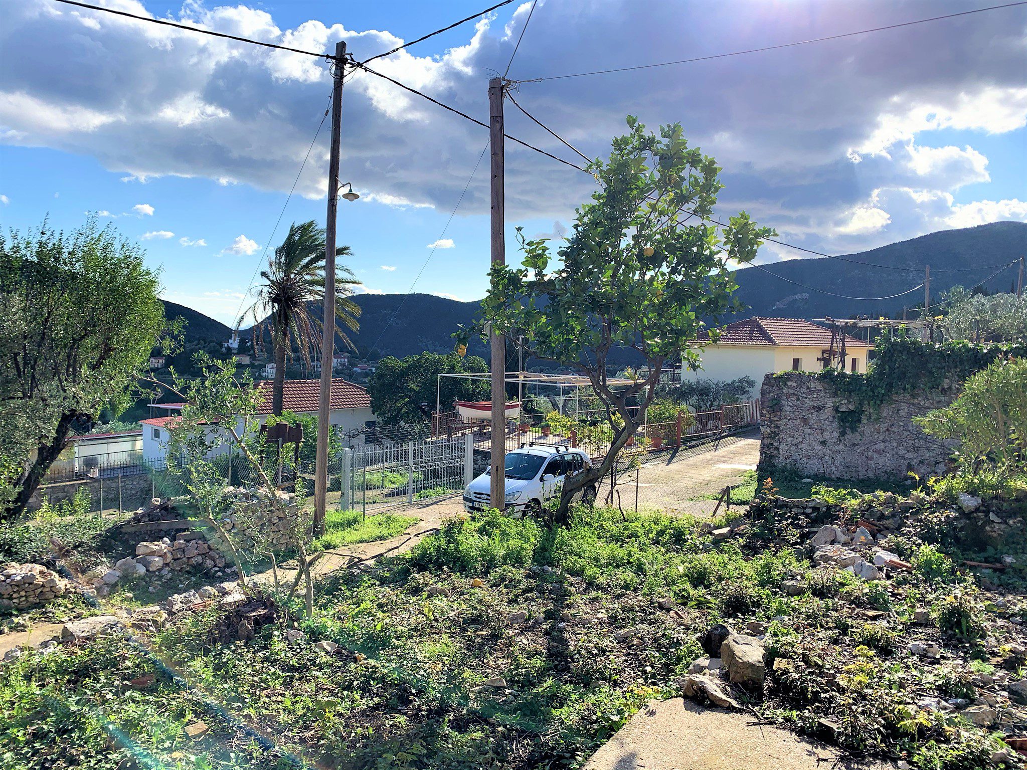 Κήπος και θέα στο σπίτι προς πώληση στην Ιθακωβά Ελλάδα Κολλιερή