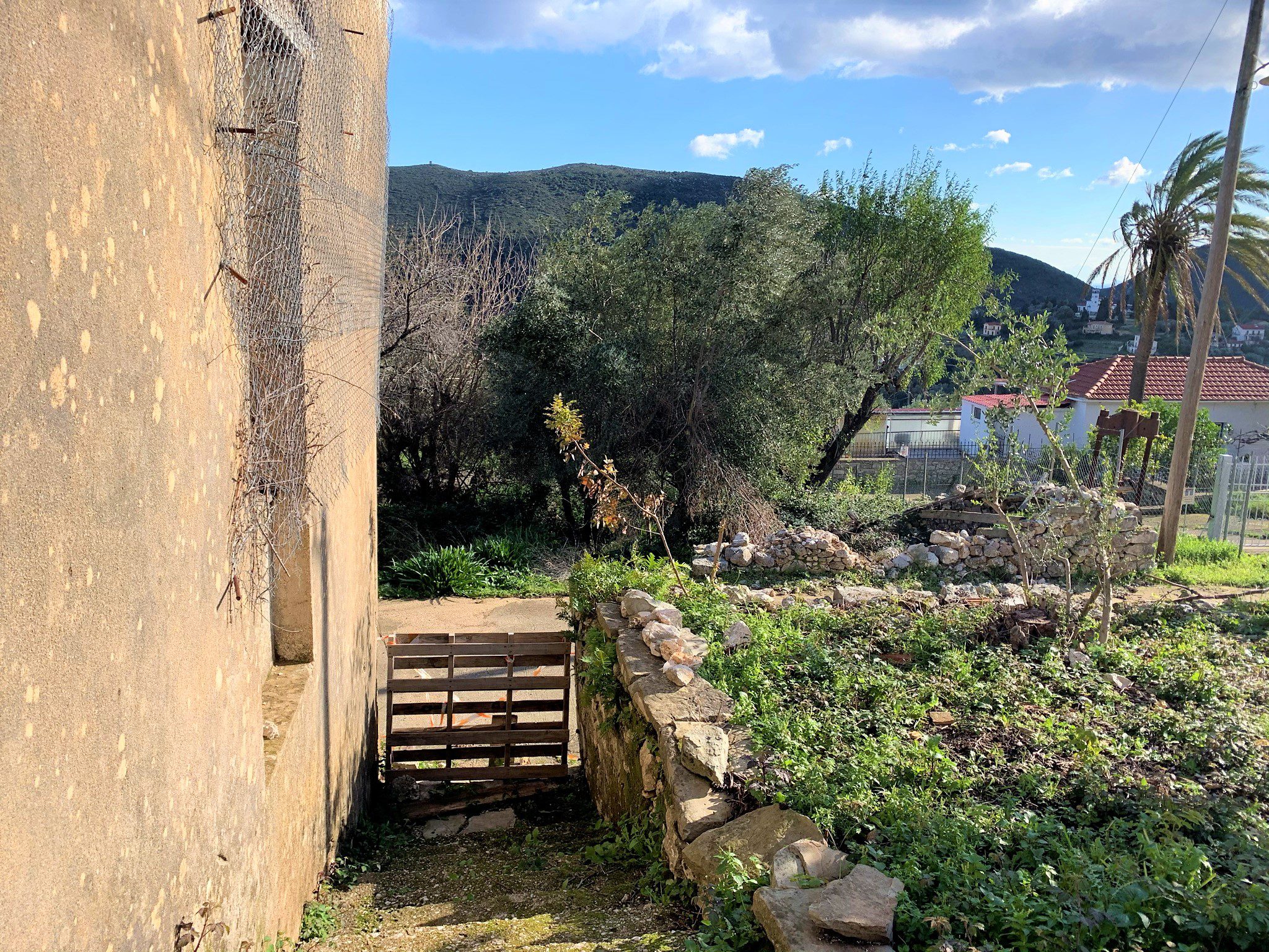 Κήπος και θέα στο σπίτι προς πώληση στην Ιθακωβά Ελλάδα Κολλιερή