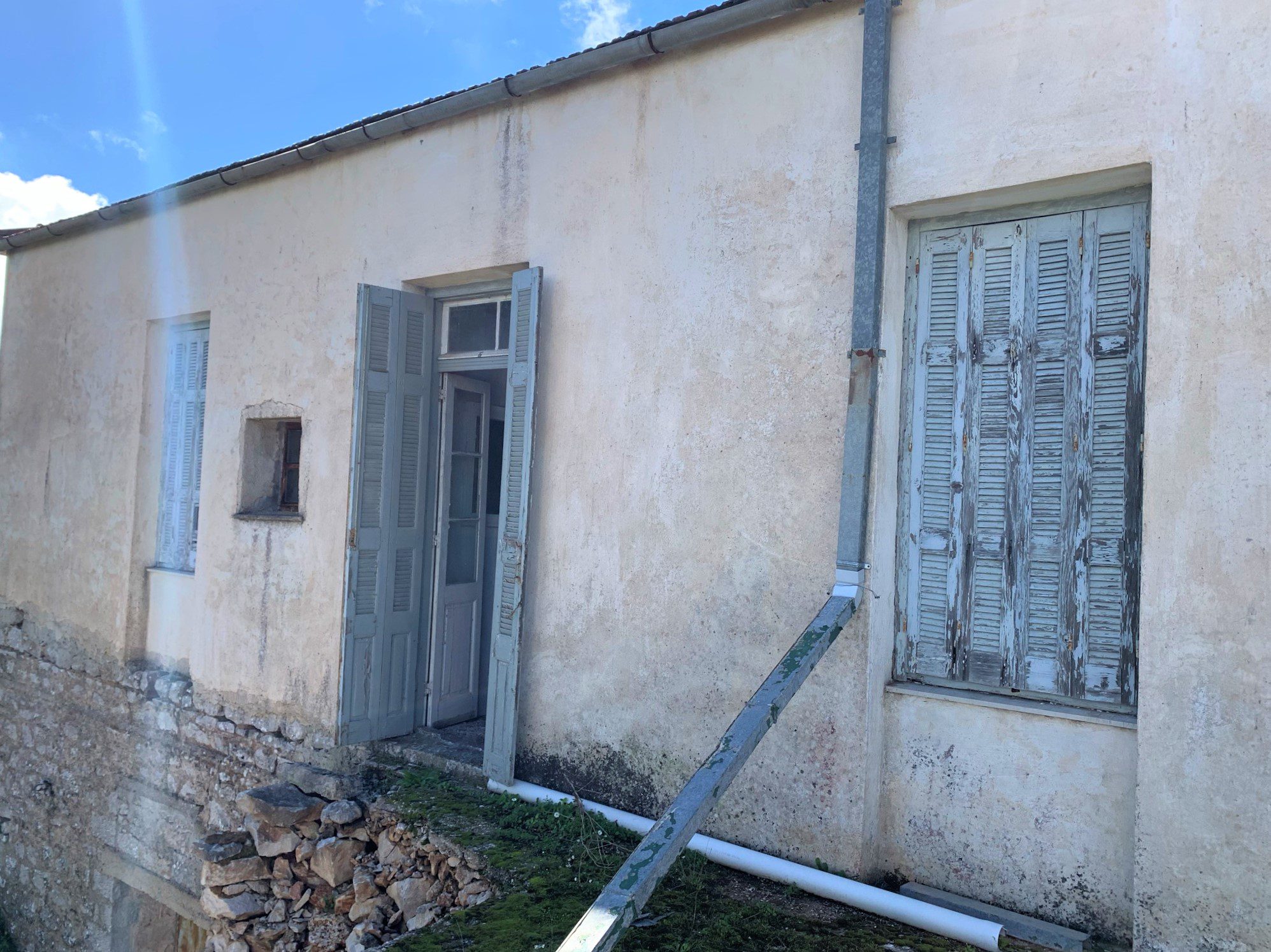 facade of house for sale in Ithaca Greece Anogi