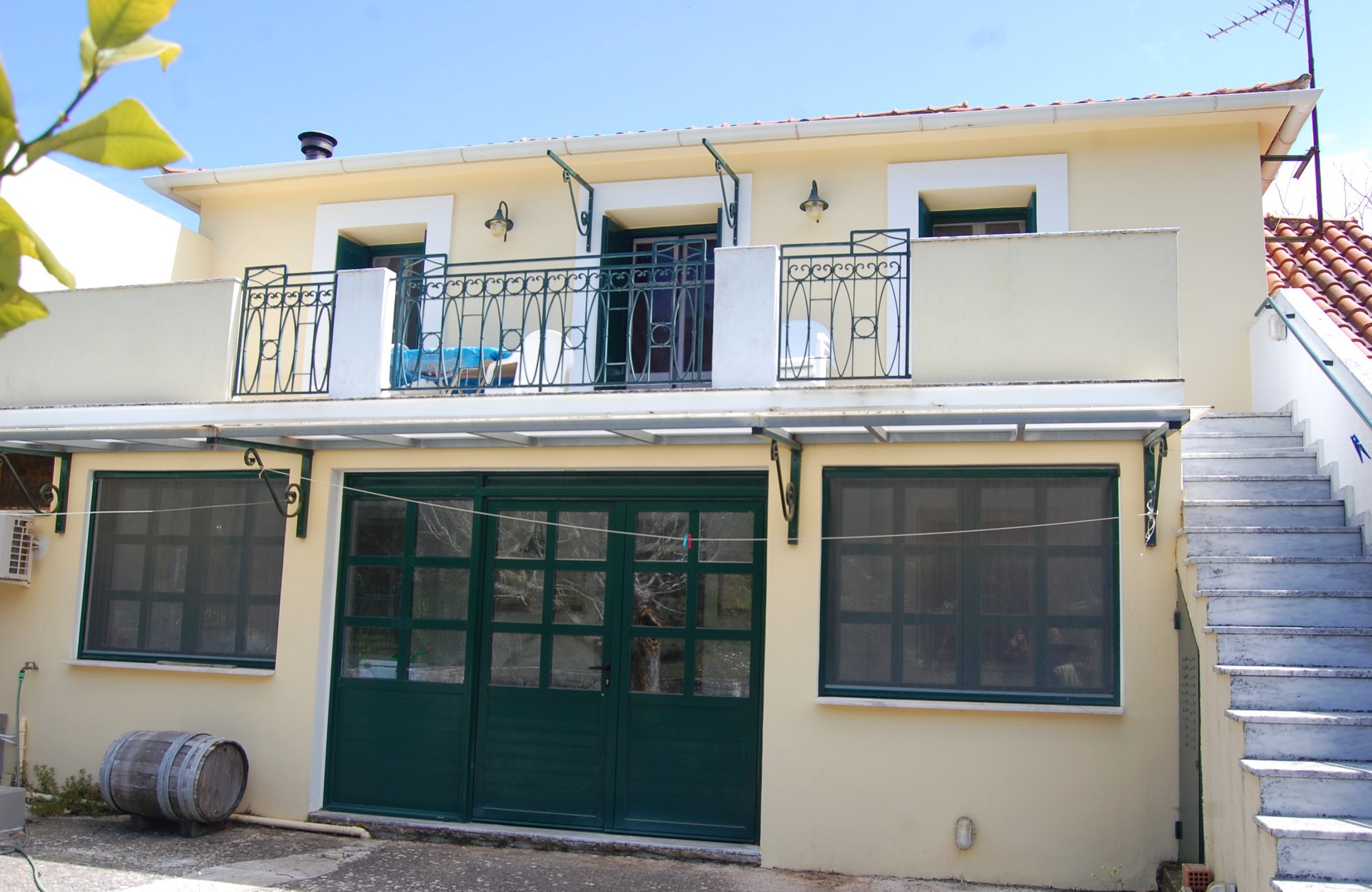 Εξωτερική πρόσοψη κατοικίας προς πώληση στην Ιθάκα, Εξωγή