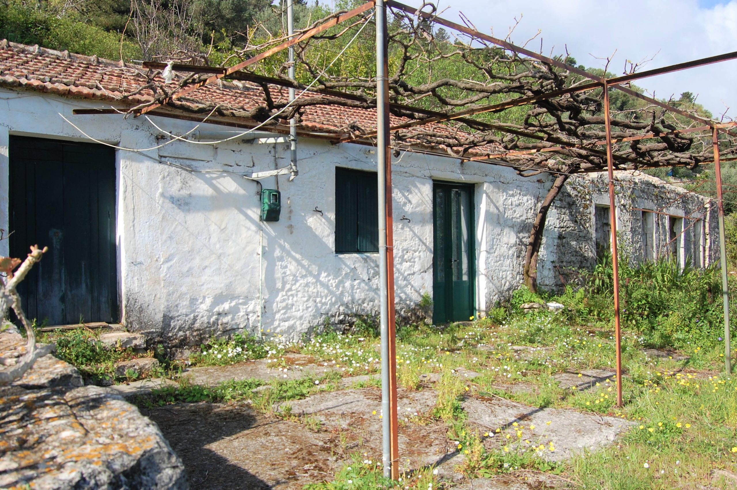 Μπροστινή βεράντα και εξωτερική πρόσοψη κατοικίας προς πώληση στην Ιθάκα Ελλάδας, Ράχη