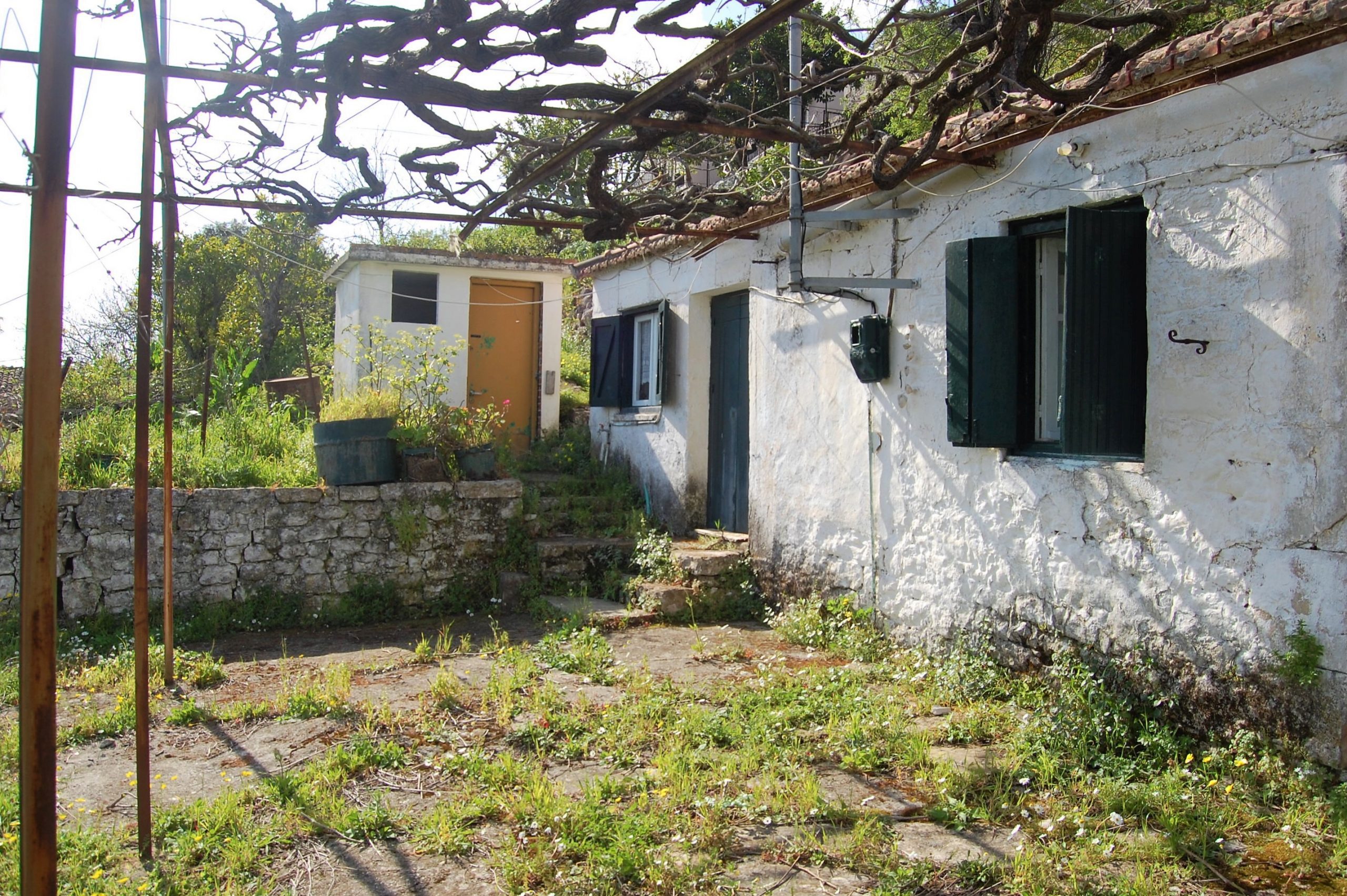 Μπροστινή βεράντα και εξωτερική πρόσοψη κατοικίας προς πώληση στην Ιθάκα Ελλάδας, Ράχη