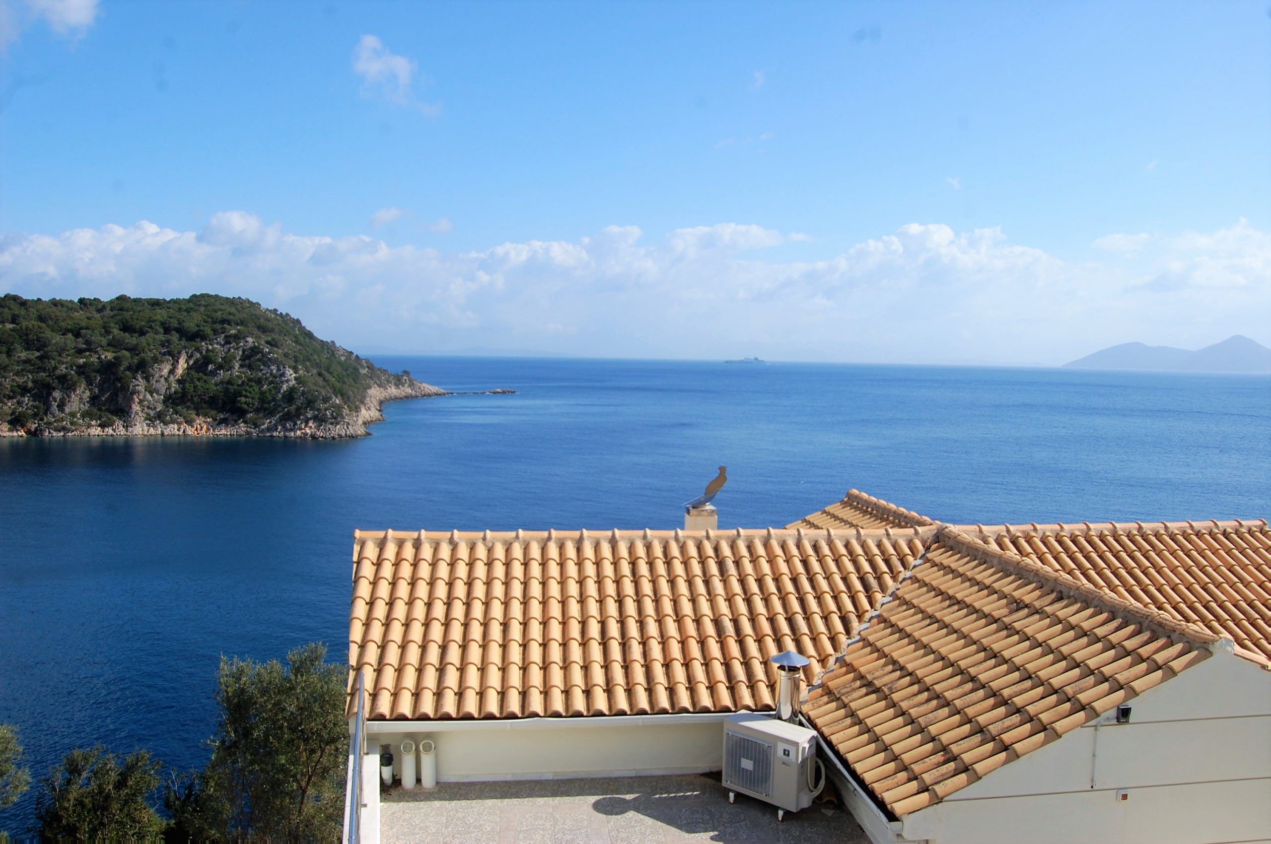 Θέα στη θάλασσα από σπίτι σε σπίτι στην Ιθάκα της Ελλάδας, Κιόνι