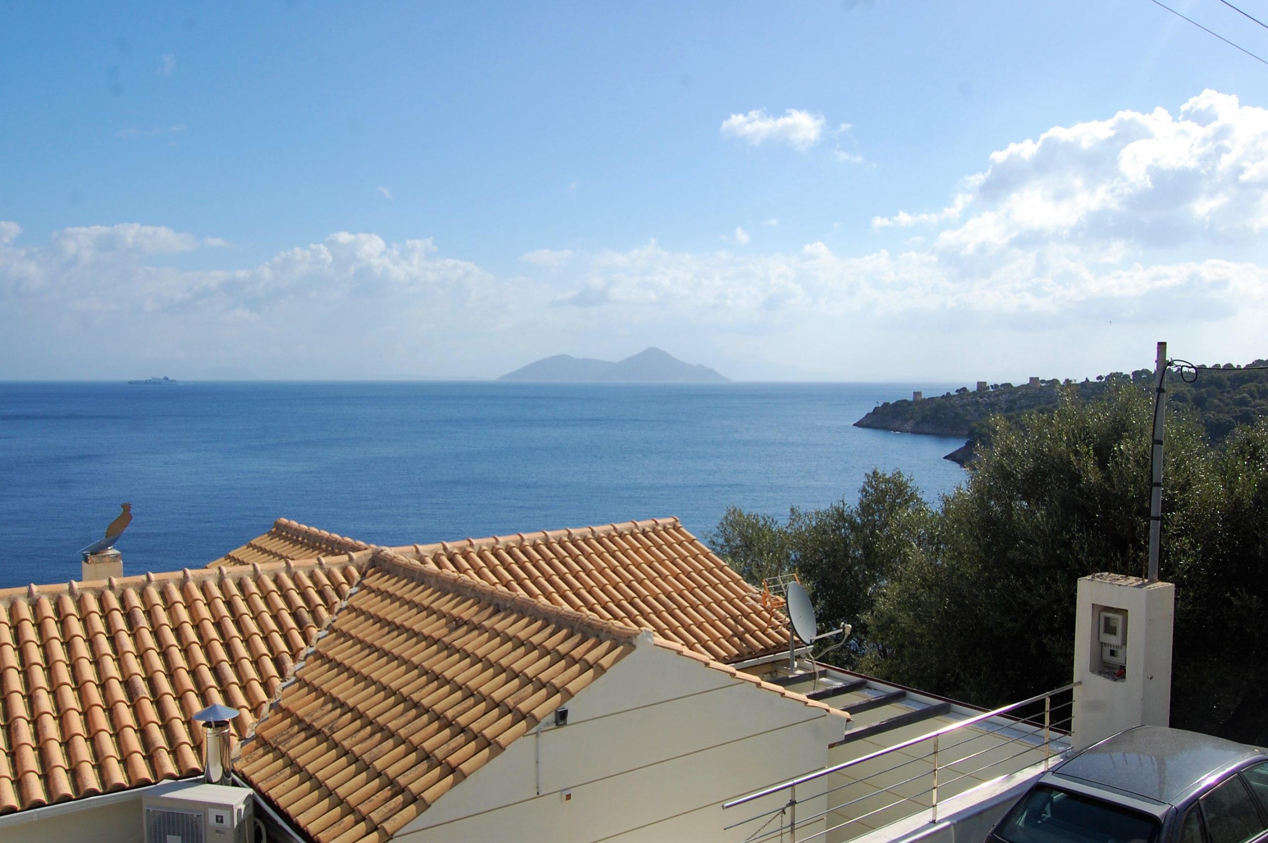 Θέα στη θάλασσα από σπίτι σε σπίτι στην Ιθάκα της Ελλάδας, Κιόνι