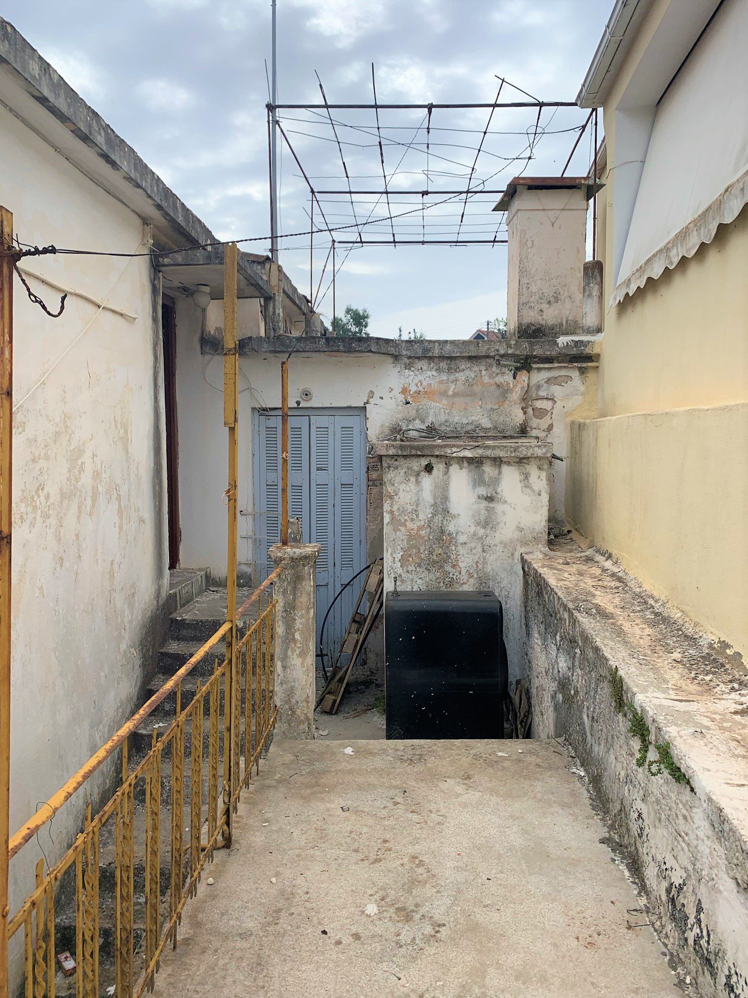 Εξωτερική σκάλα κατοικίας προς πώληση στην Ιθάκα Ελλάδα Βαθύ