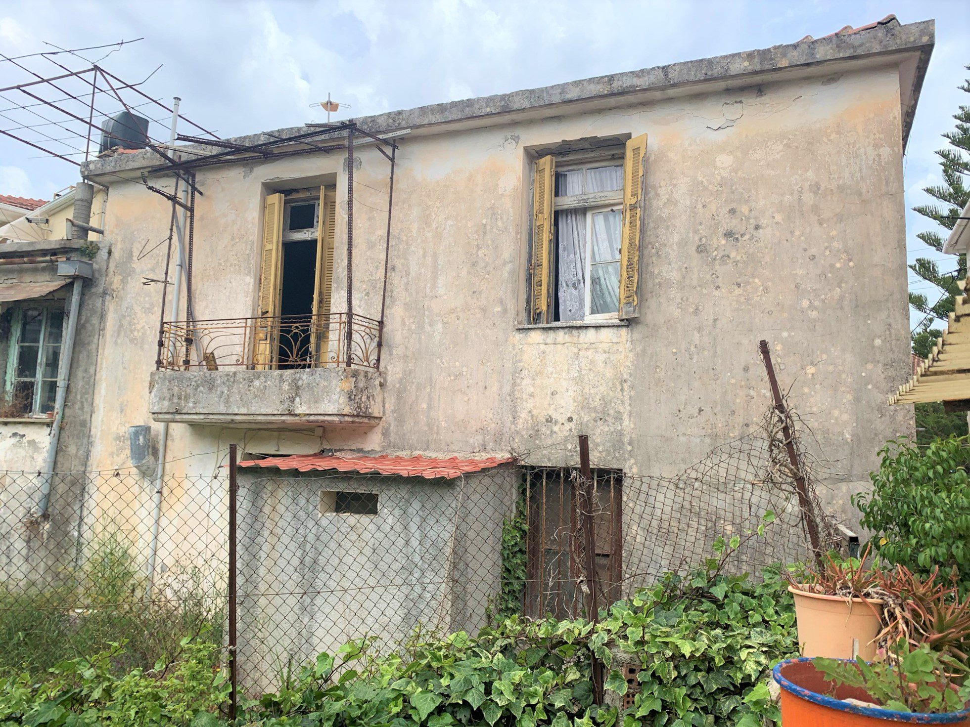 Εξωτερικό πίσω μέρος του σπιτιού προς πώληση στην Ιθάκα Ελλάδα Βαθύ