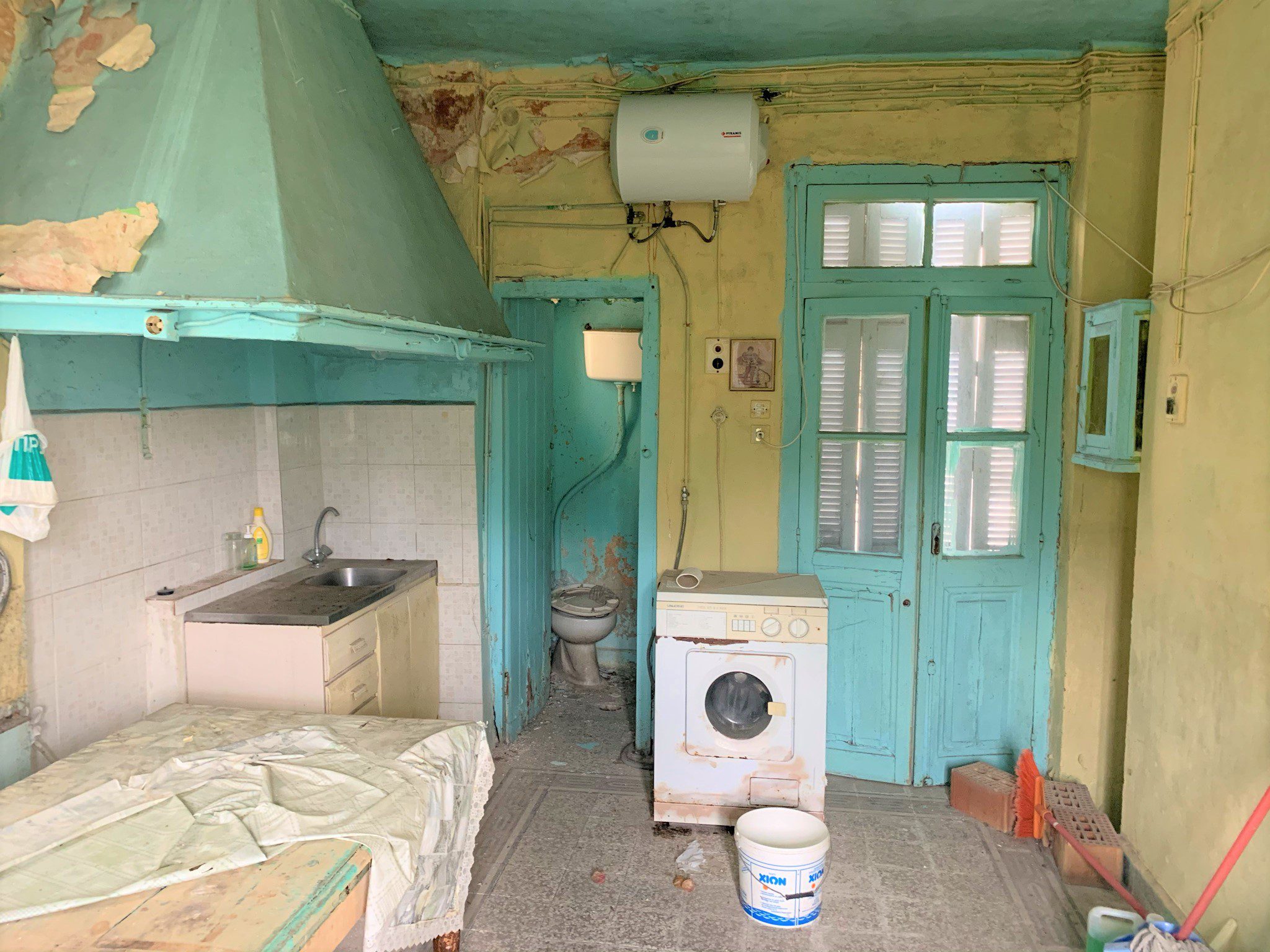 Εσωτερική κουζίνα του σπιτιού προς πώληση στην Ιθάκη Ελλάδα Βαθύ